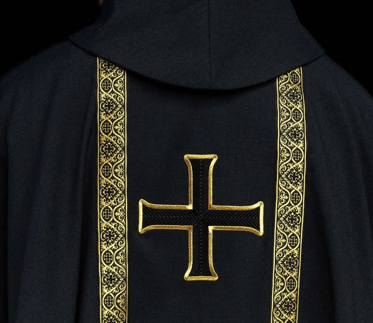 Casulla litúrgica negra con cruz bordada y bandas de jacquard
