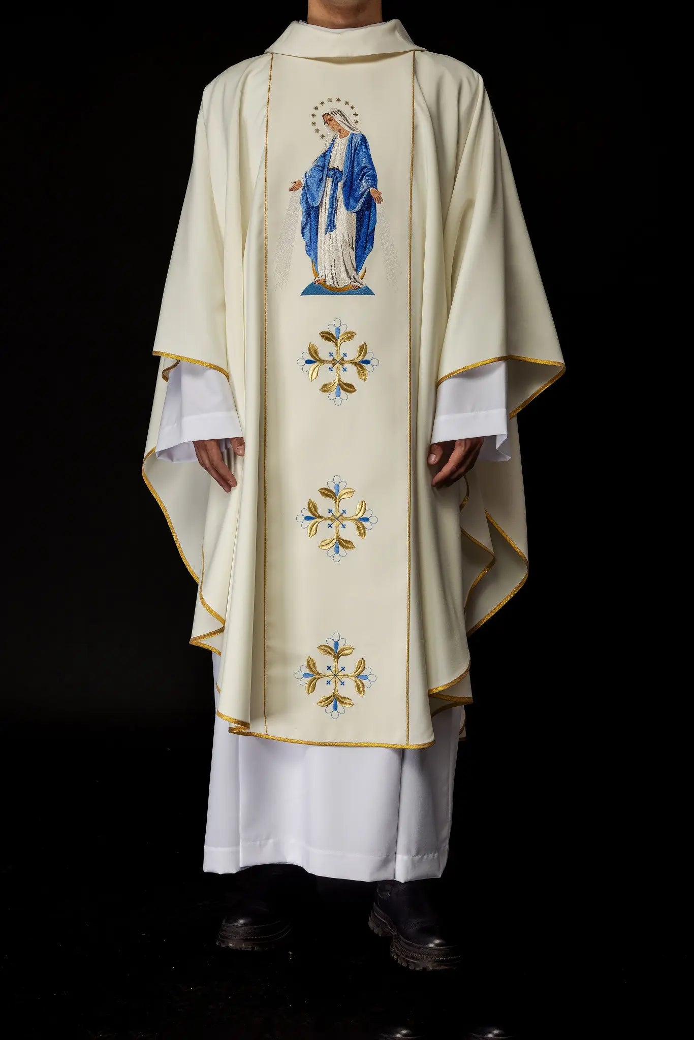 Casulla bordada con la imagen de Nuestra Señora Inmaculada