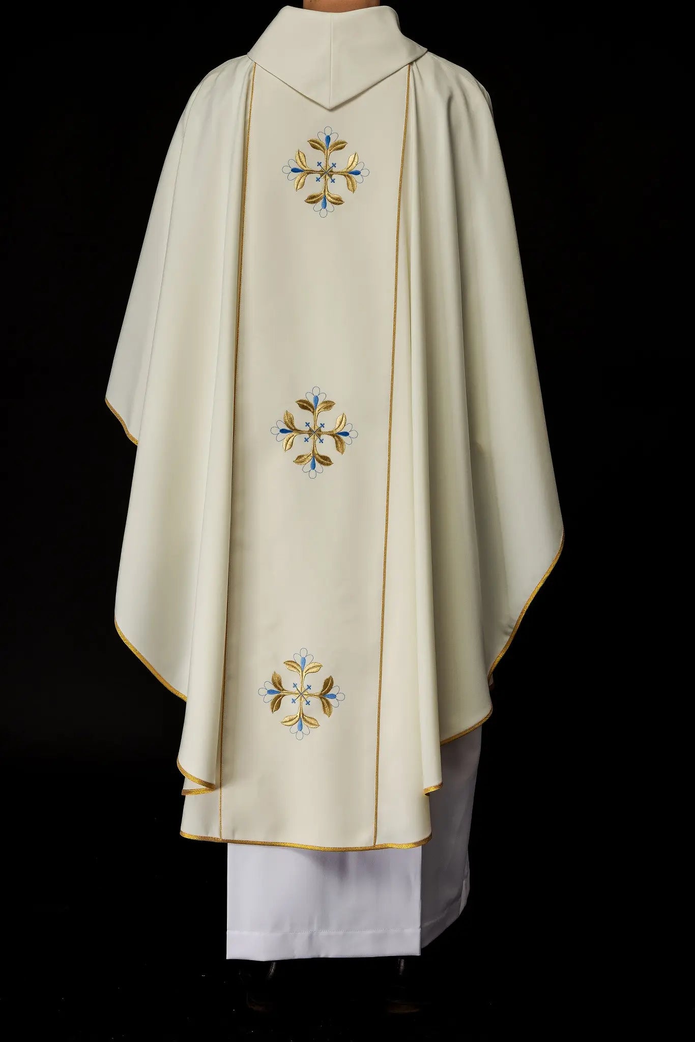 Casulla bordada con la imagen de Nuestra Señora Inmaculada