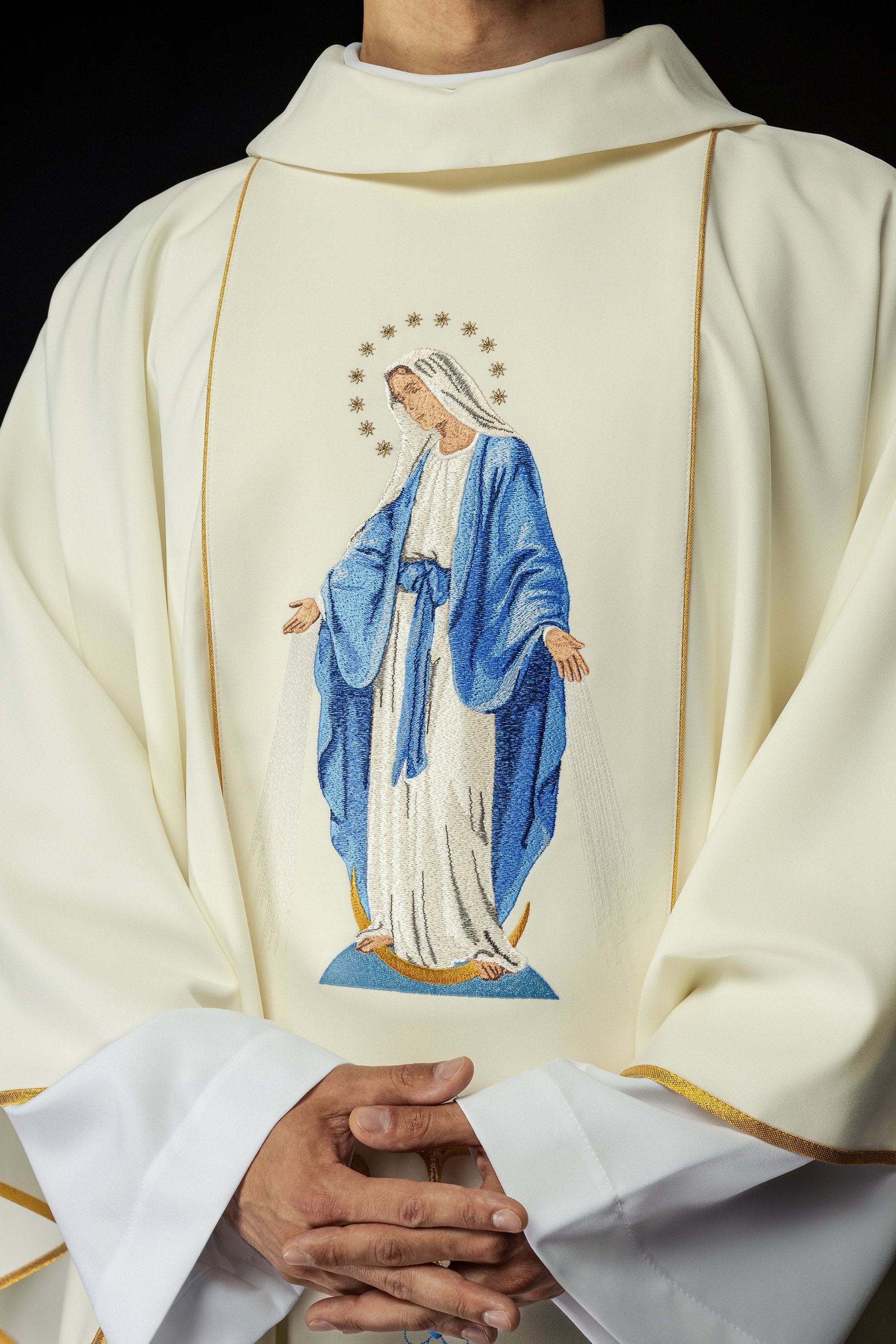 Casulla bordada con la imagen de Nuestra Señora Inmaculada