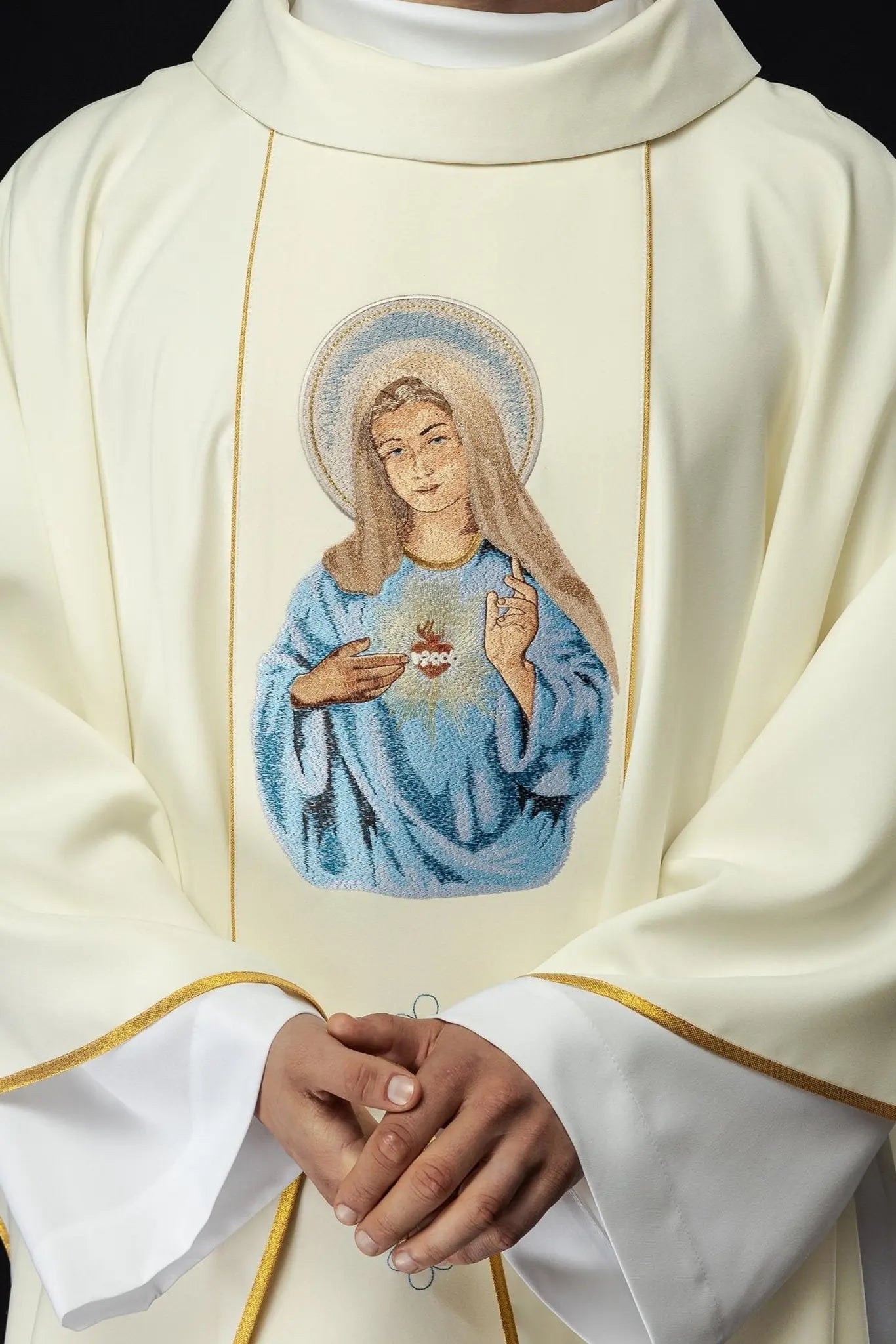Casulla bordada con una imagen del Corazón de María