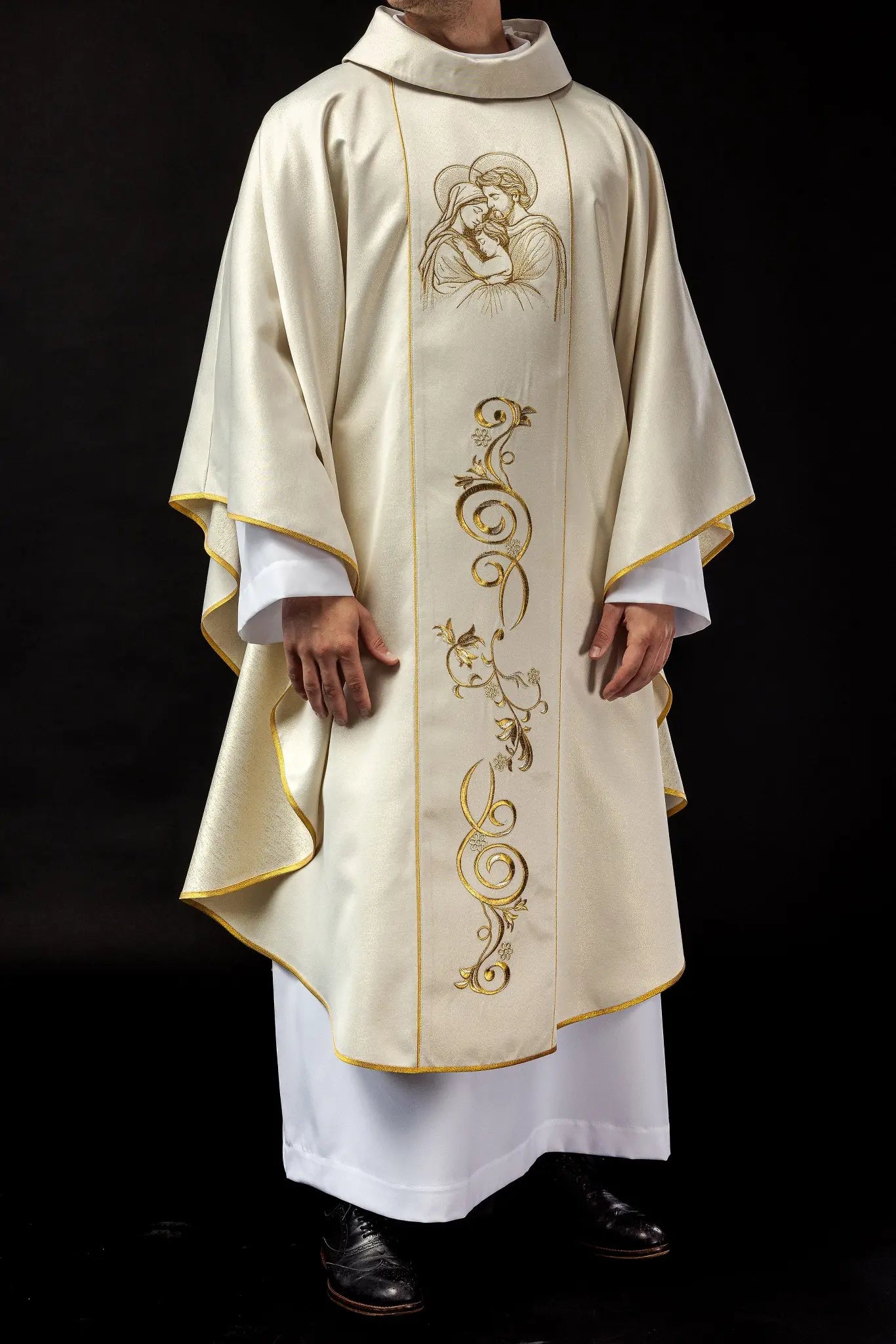 Casulla bordada para Navidad con la imagen de la Sagrada Familia
