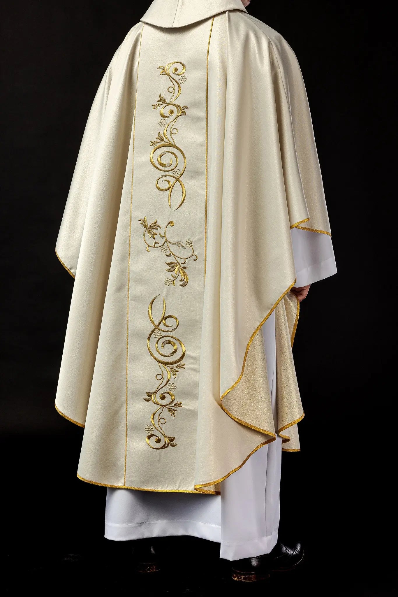 Casulla bordada para Navidad con la imagen de la Sagrada Familia
