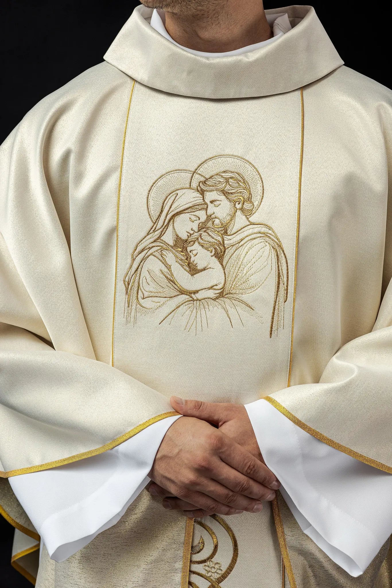 Casulla bordada para Navidad con la imagen de la Sagrada Familia