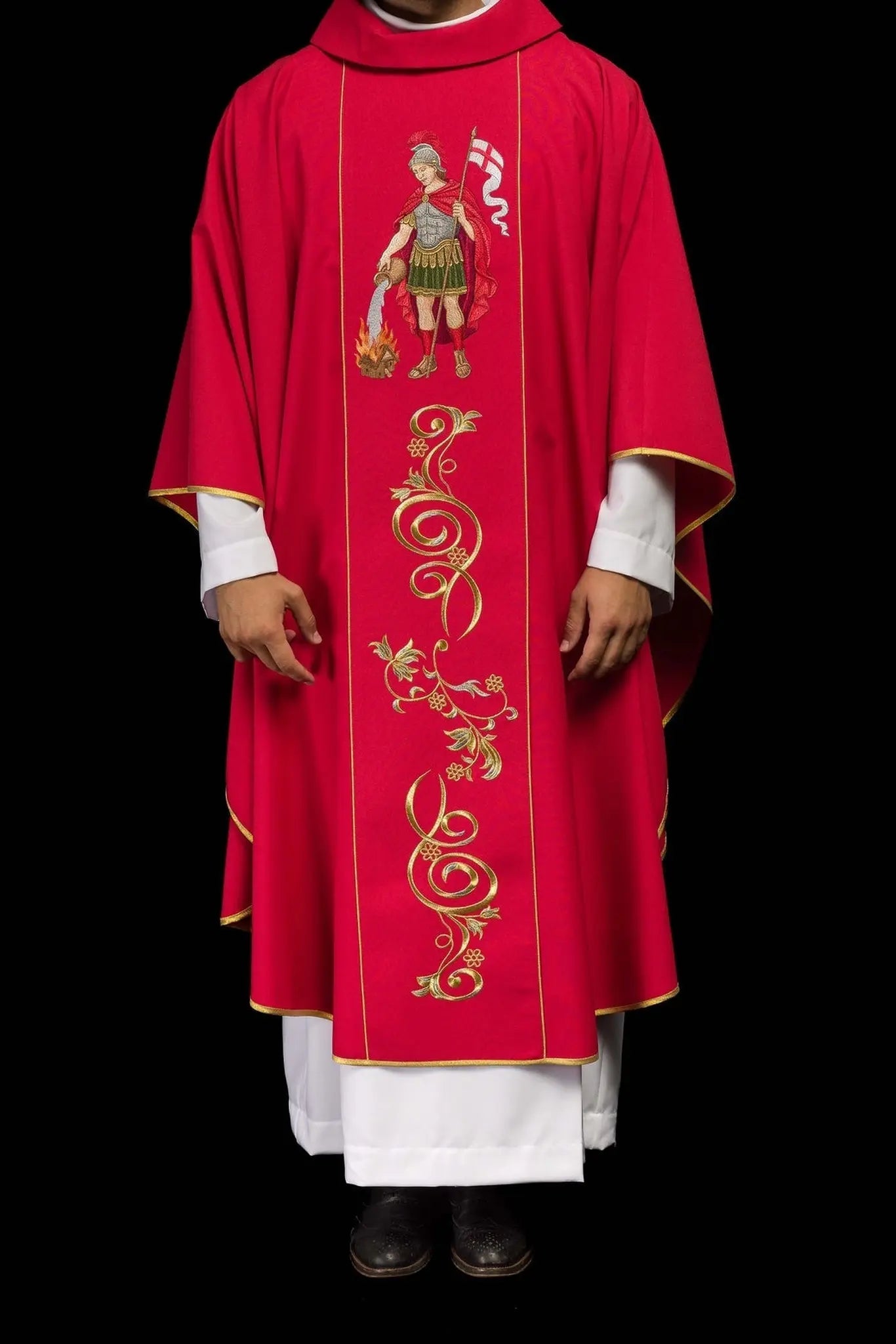 Casulla ricamente bordada con una imagen de San Florián