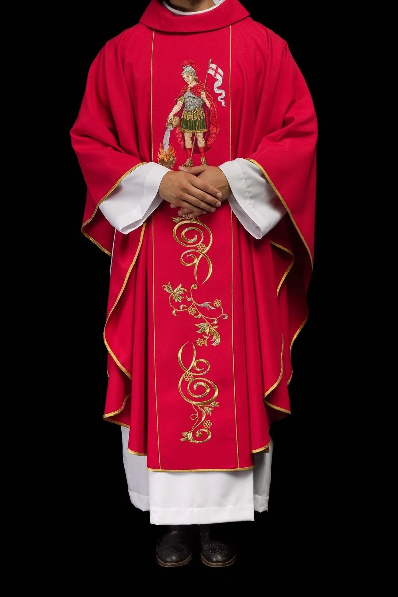 Casulla ricamente bordada con una imagen de San Florián