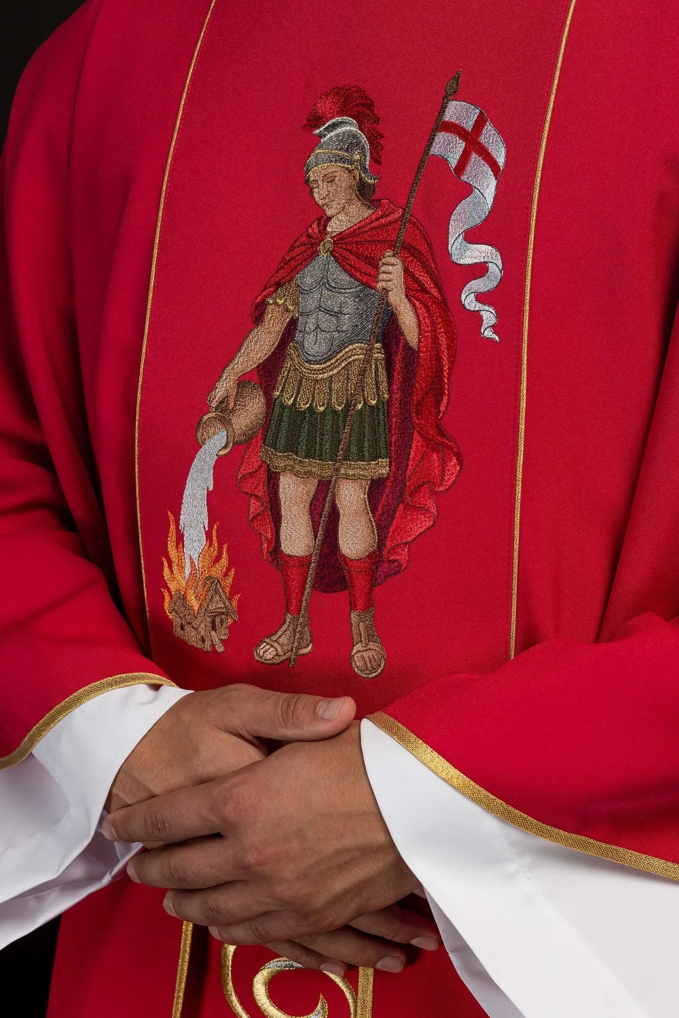 Casulla ricamente bordada con una imagen de San Florián