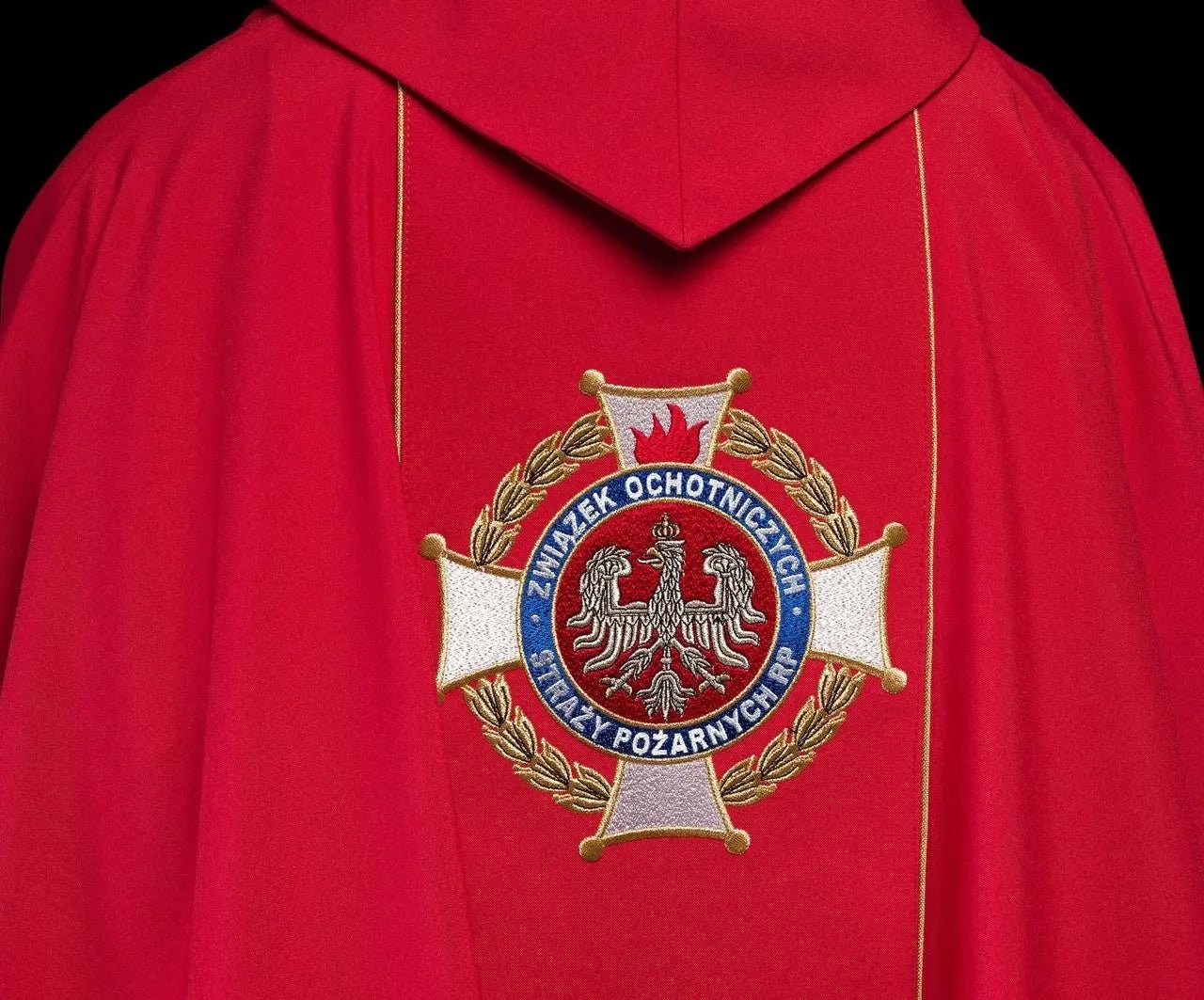 Casulla ricamente bordada con una imagen de San Florián