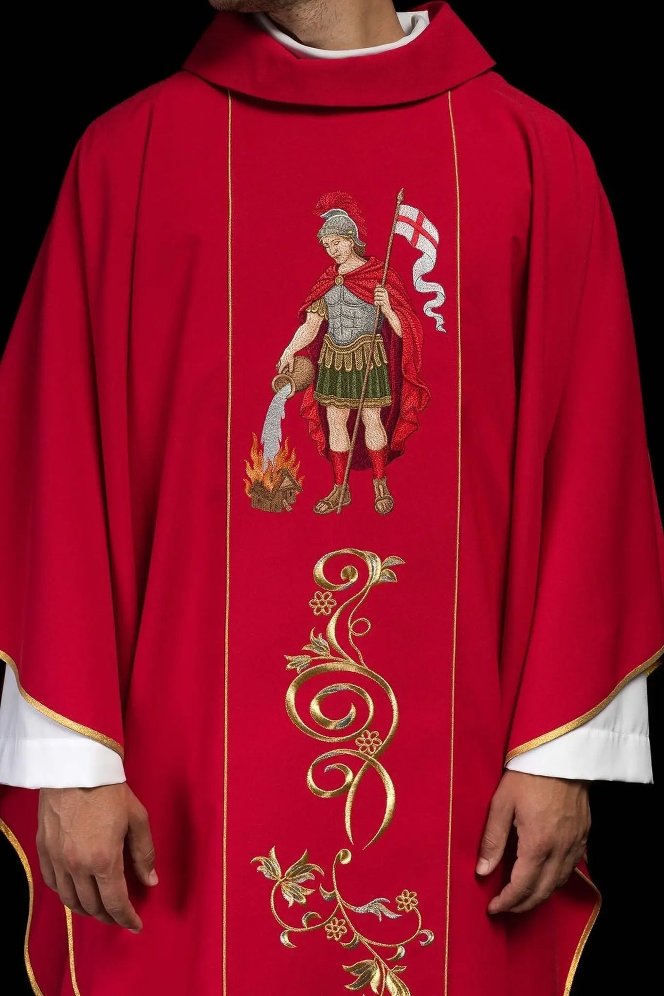 Casulla ricamente bordada con una imagen de San Florián
