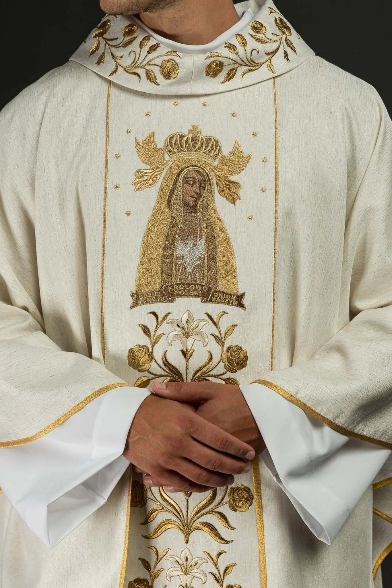 Casulla bordada en oro con imagen de Nuestra Señora de Lichen