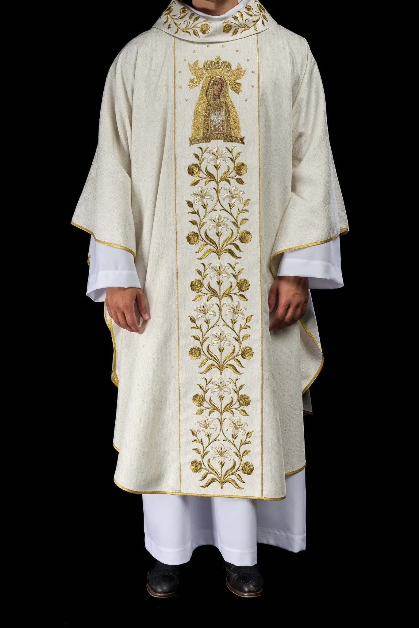 Casulla bordada en oro con imagen de Nuestra Señora de Lichen