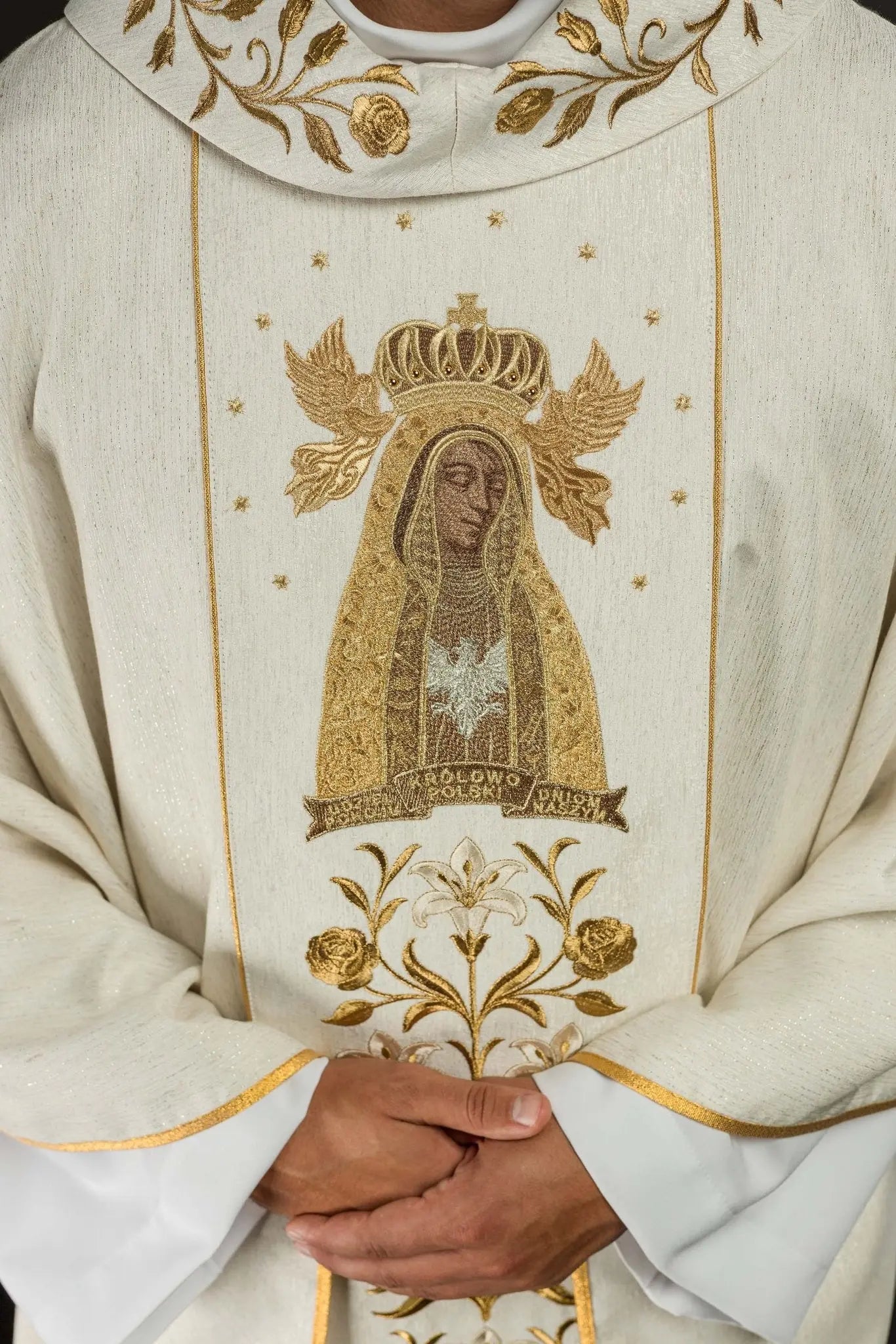 Casulla bordada en oro con imagen de Nuestra Señora de Lichen