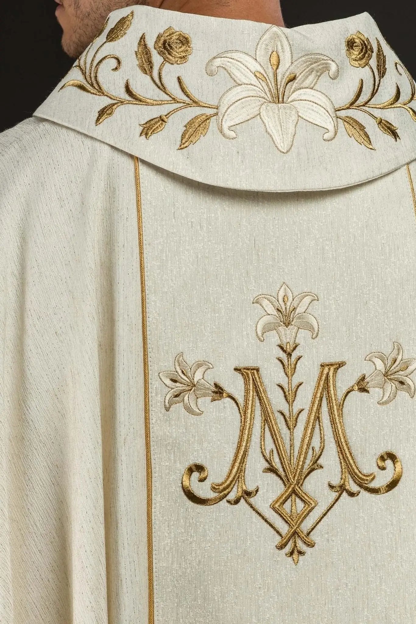 Casulla bordada en oro con imagen de Nuestra Señora de Lichen