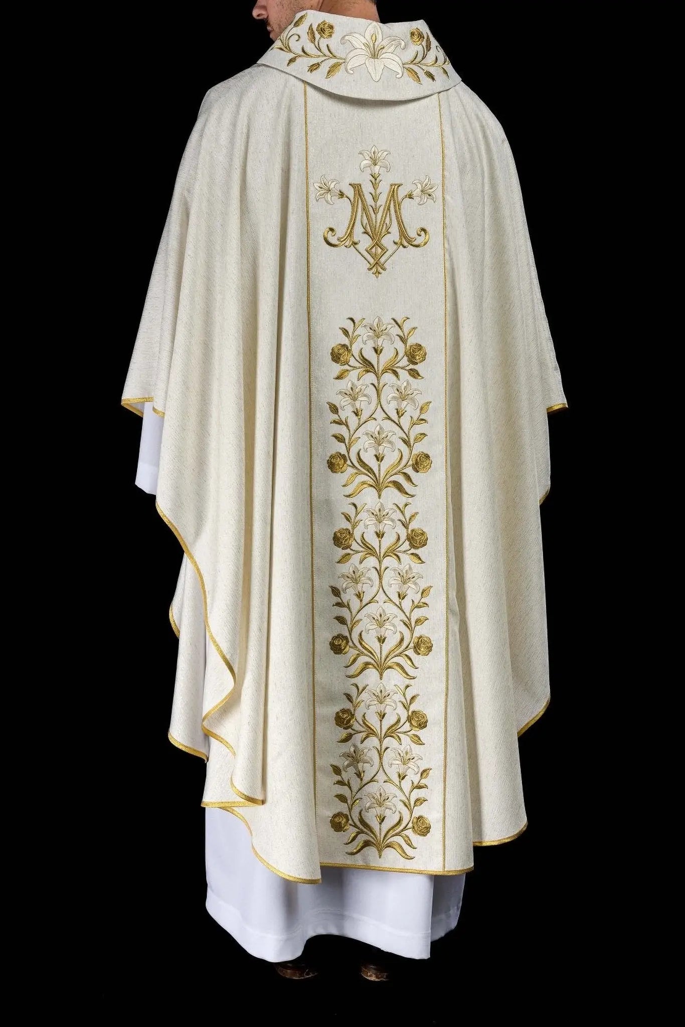 Casulla bordada en oro con imagen de Nuestra Señora de Lichen