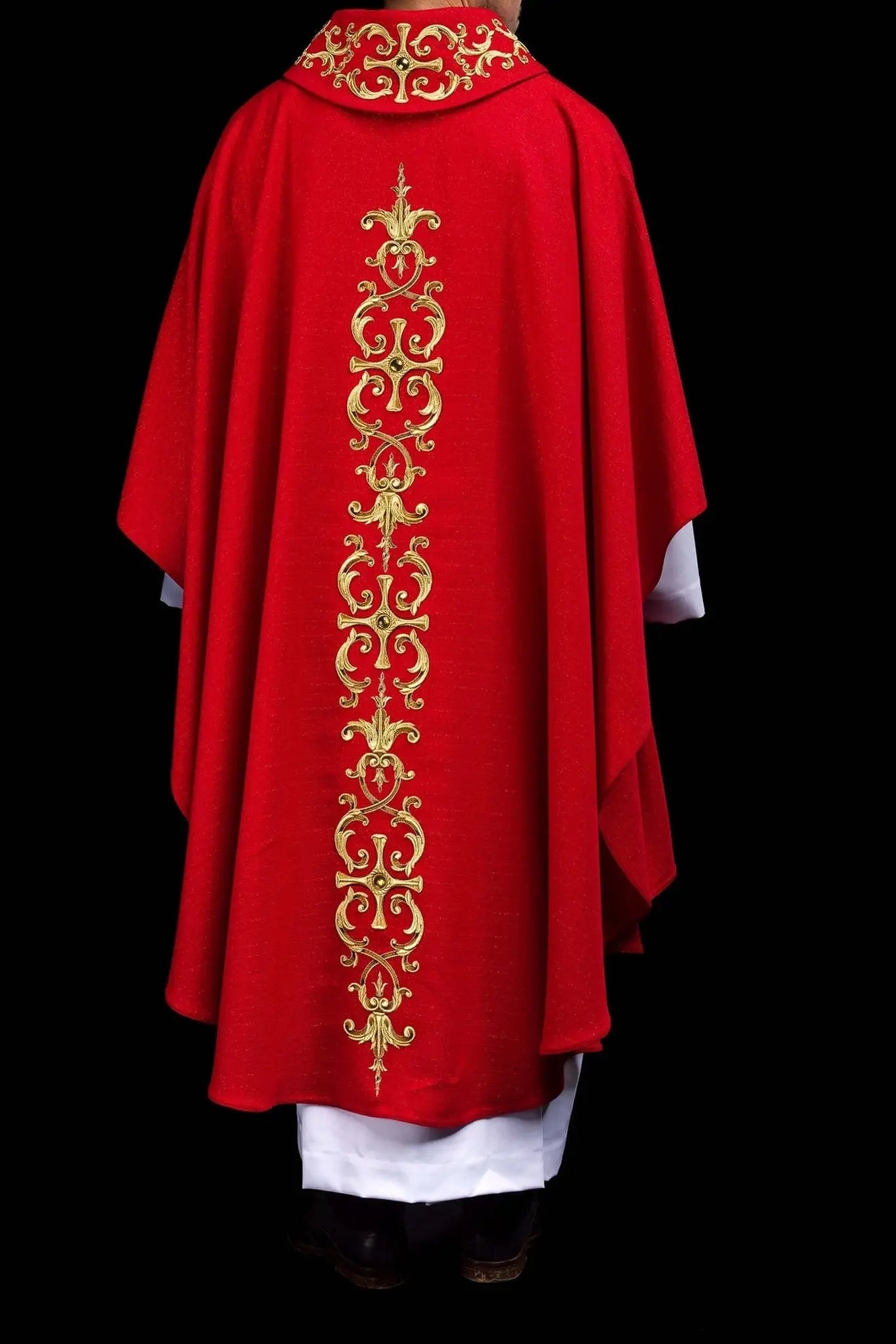 Casulla ricamente bordada con la imagen de San Pablo roja