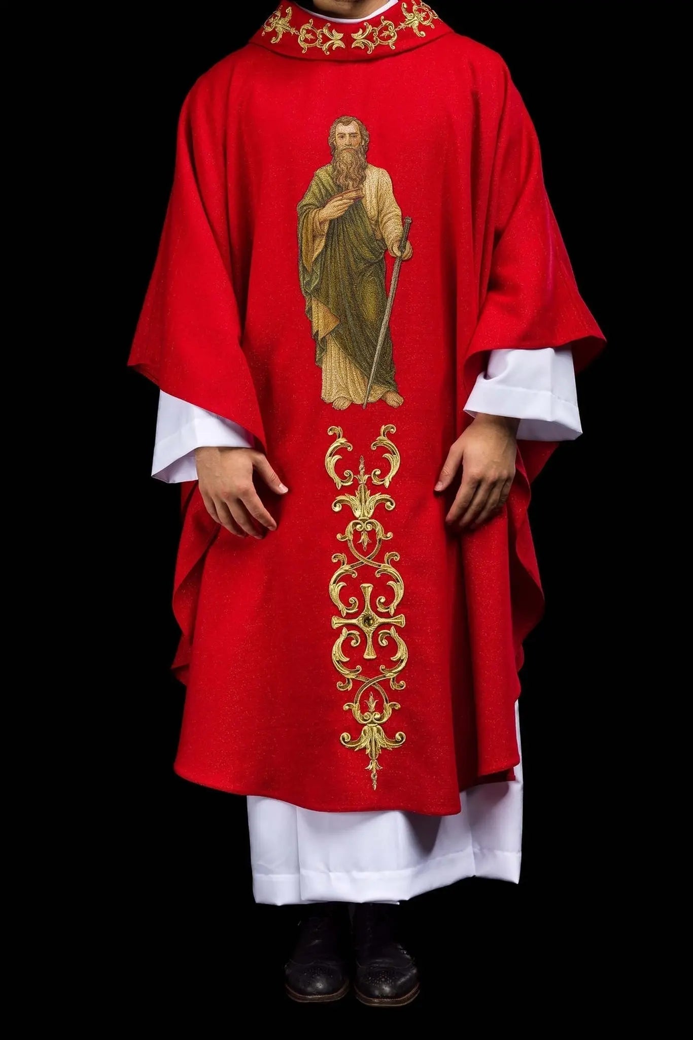 Casulla ricamente bordada con la imagen de San Pablo roja