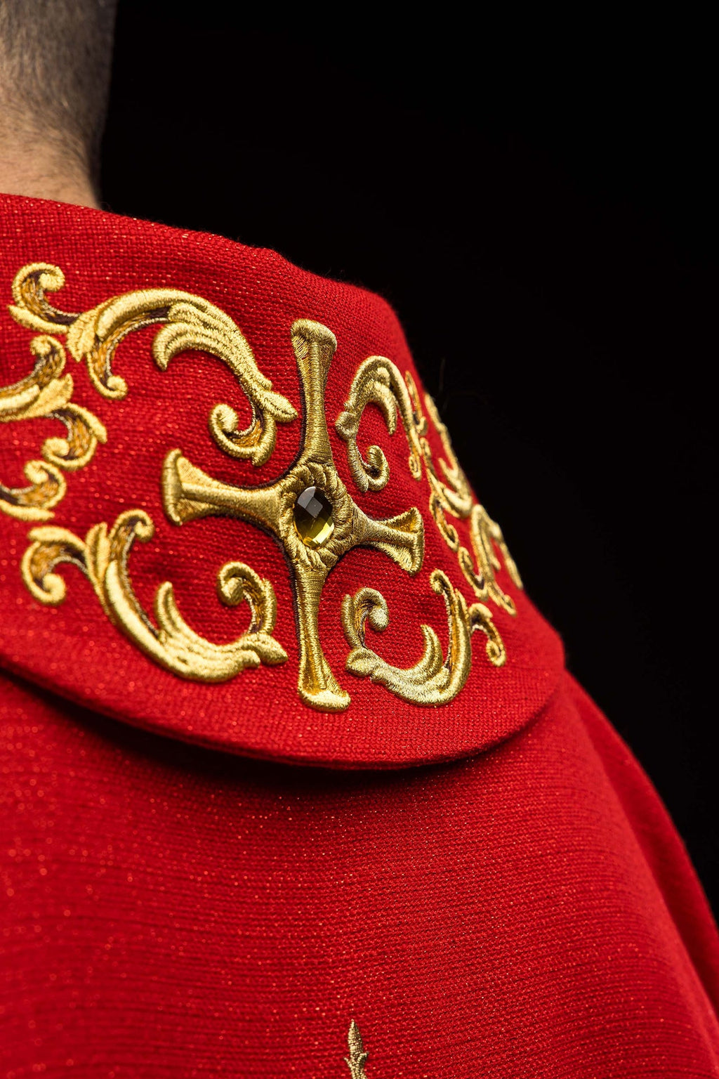 Ornat bogato haftowany z wizerunkiem Świętego Pawła Czerwony - ORNATY.PL