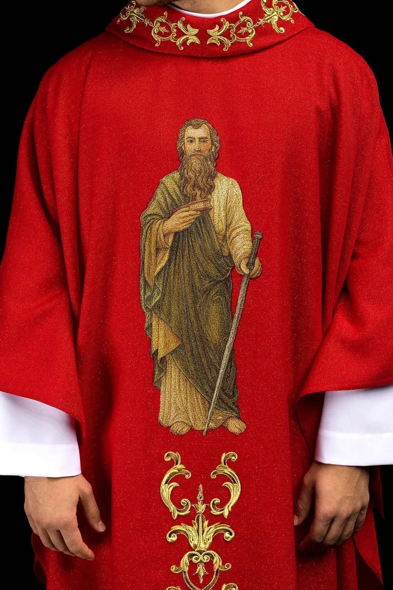 Casulla ricamente bordada con la imagen de San Pablo roja
