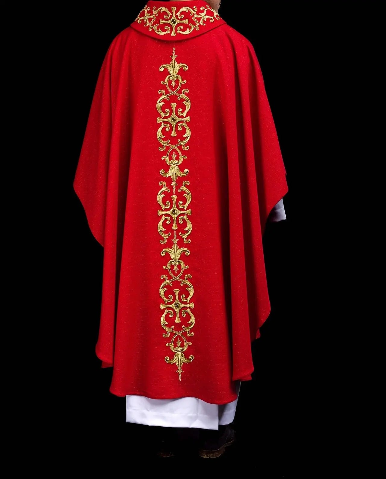 Casulla ricamente bordada con la imagen de San Pedro roja