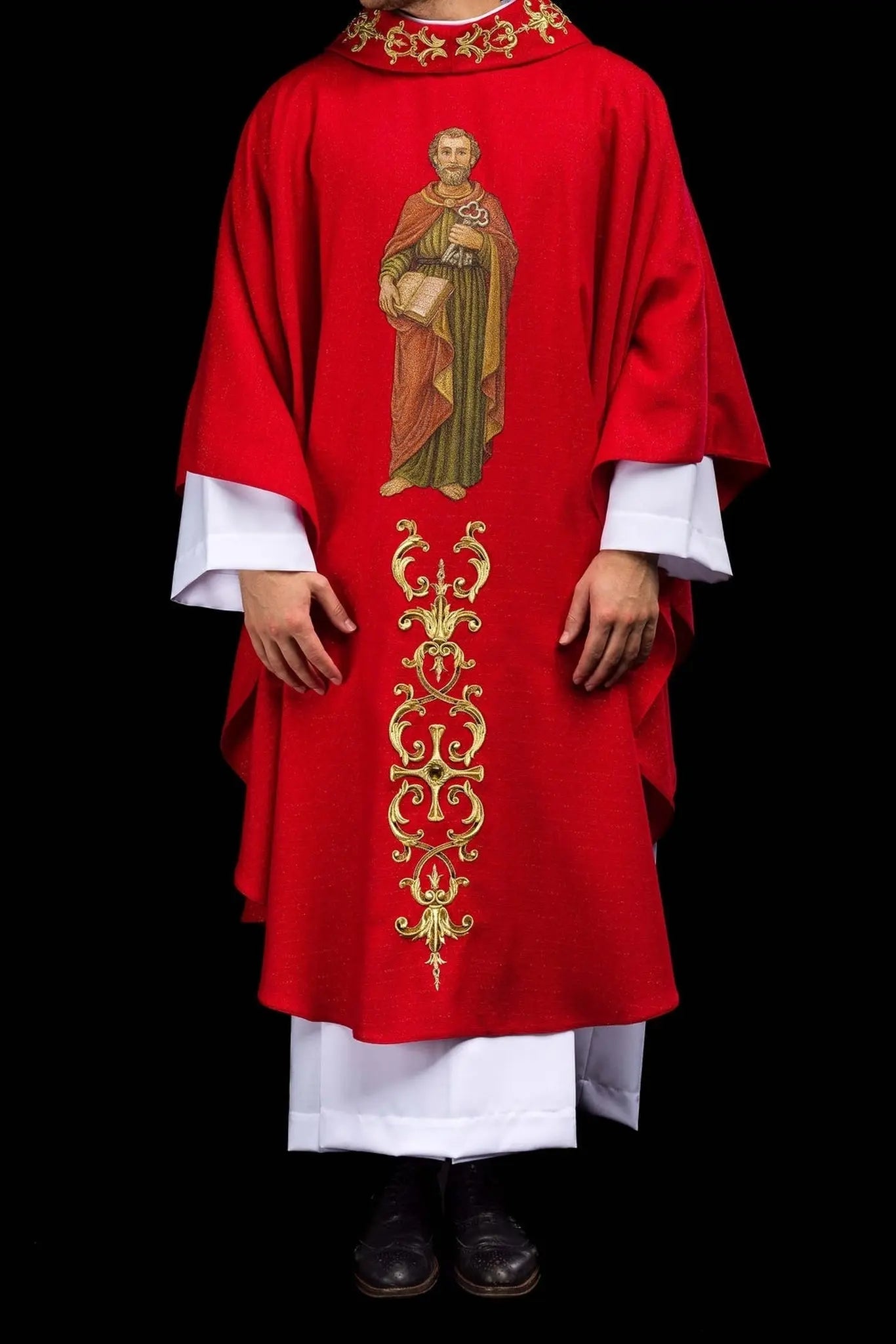 Casulla ricamente bordada con la imagen de San Pedro roja