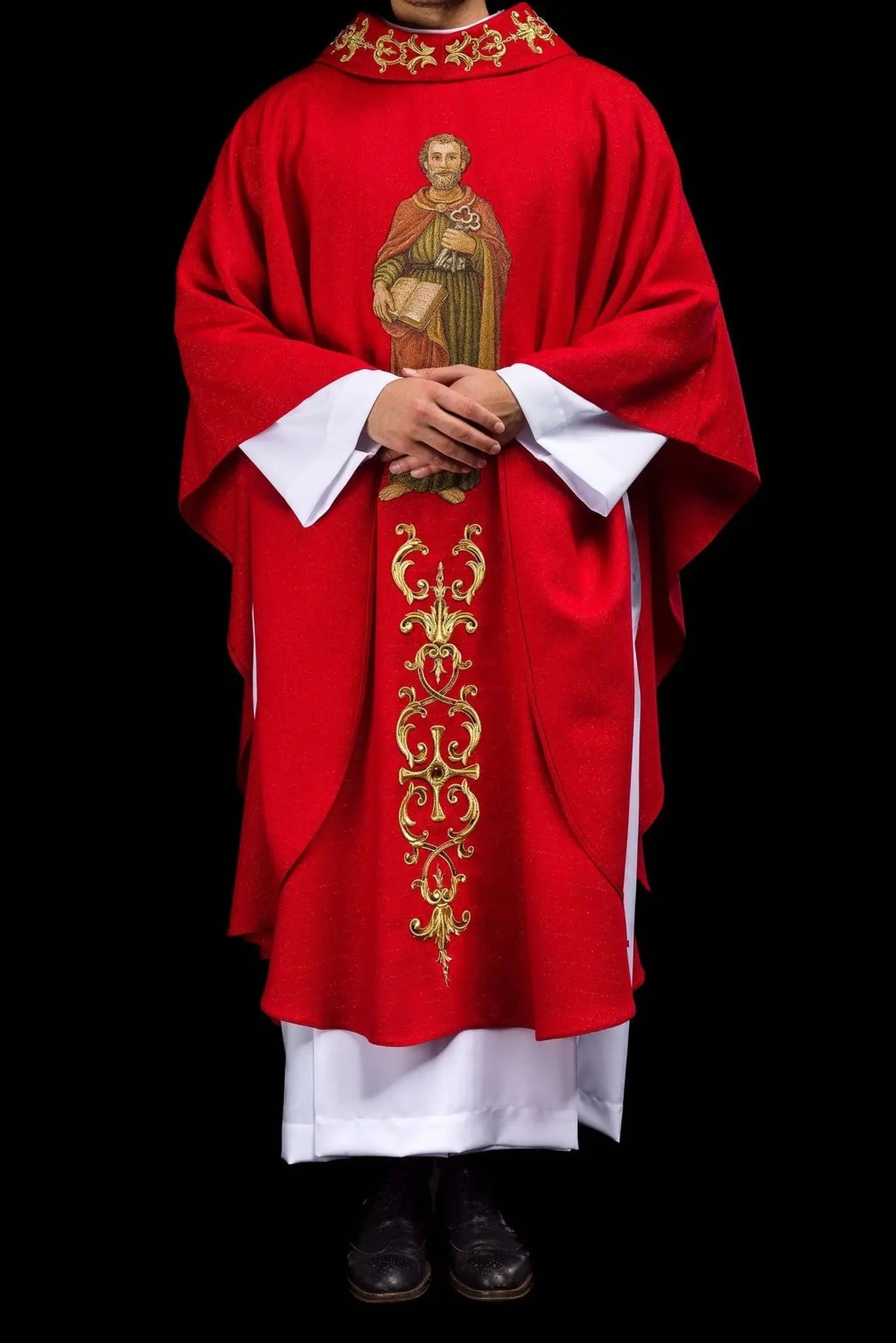 Casulla ricamente bordada con la imagen de San Pedro roja