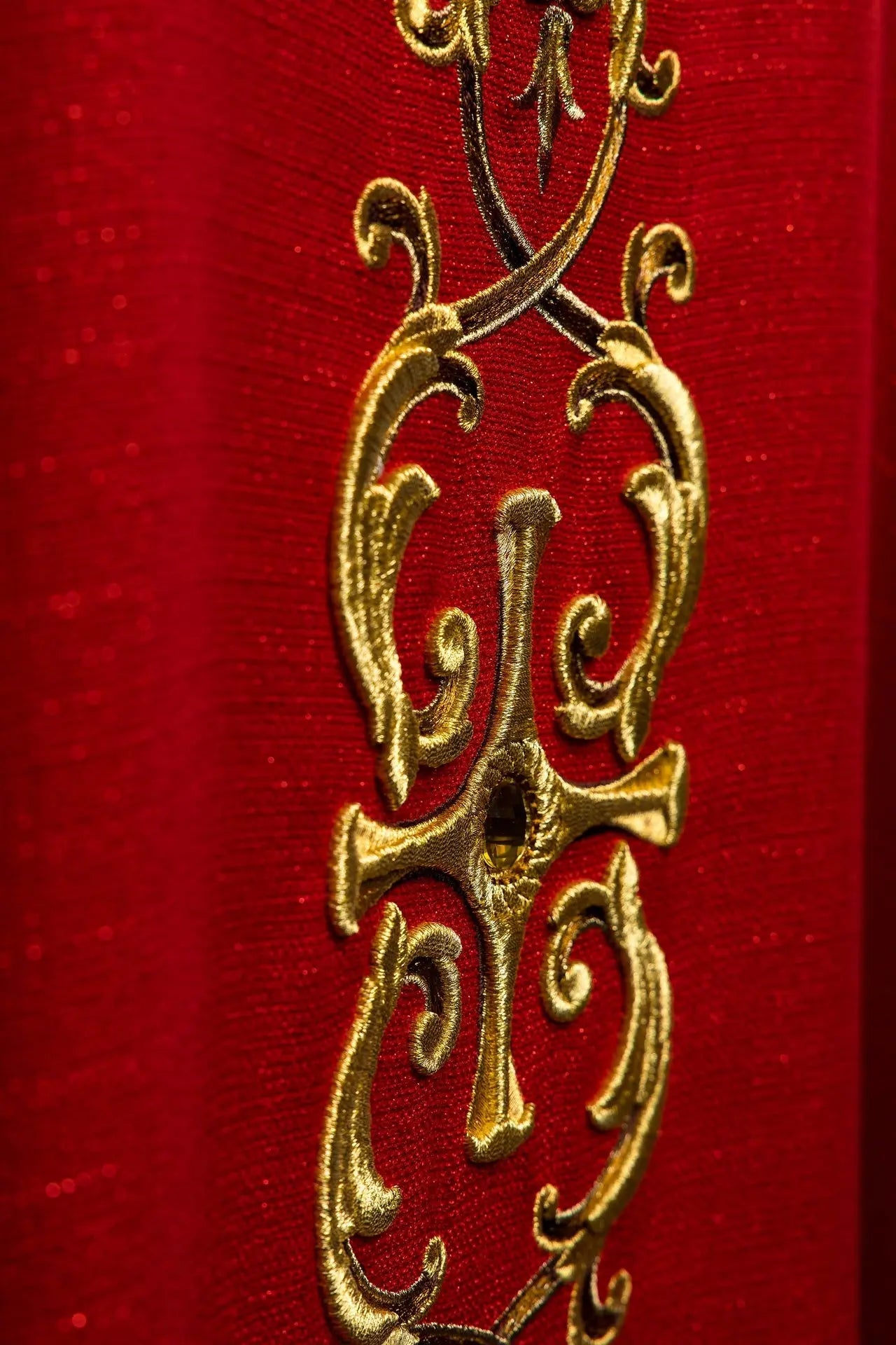 Casulla ricamente bordada con la imagen de San Pedro roja