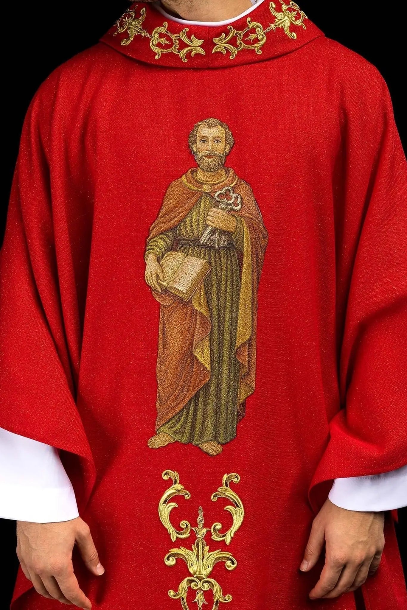 Casulla ricamente bordada con la imagen de San Pedro roja
