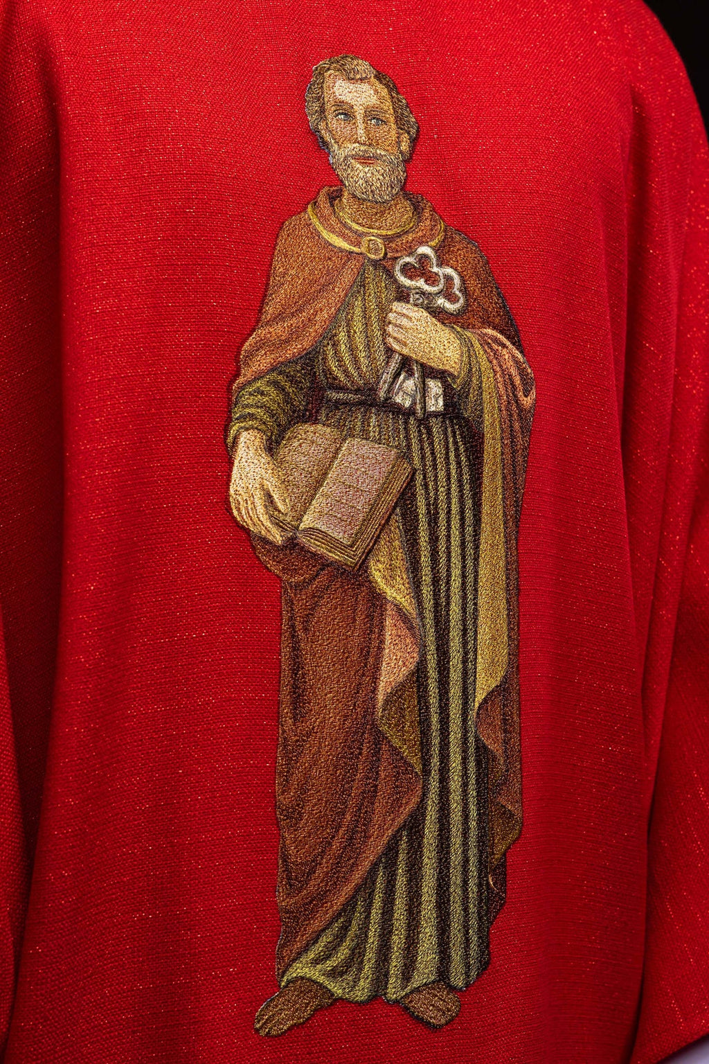Ornat bogato haftowany z wizerunkiem Świętego Piotra Czerwony - ORNATY.PL