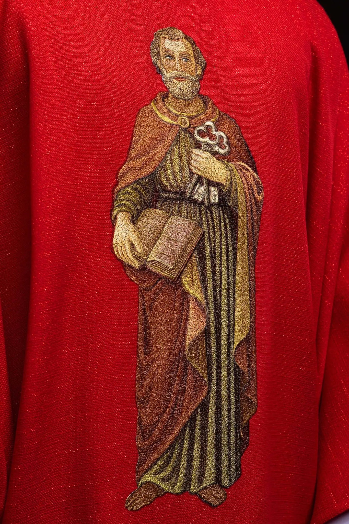 Casulla ricamente bordada con la imagen de San Pedro roja