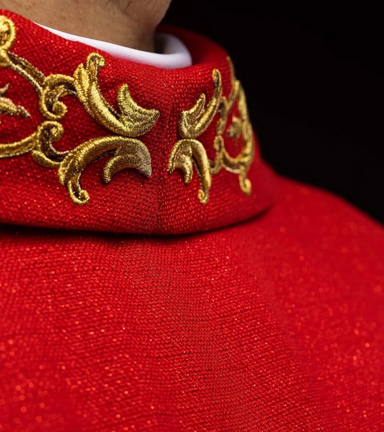 Casulla ricamente bordada con la imagen de San Pedro roja
