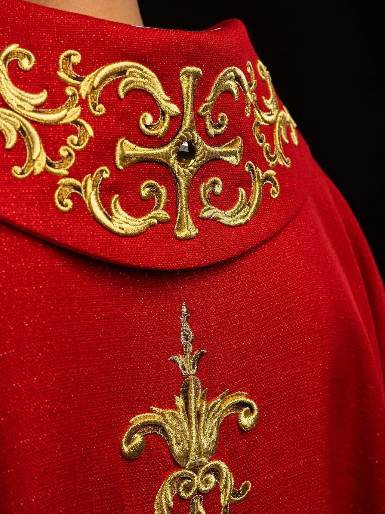Casulla ricamente bordada con la imagen de San Pedro roja