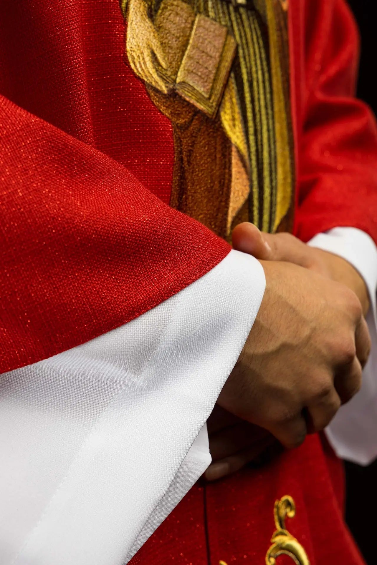 Casulla ricamente bordada con la imagen de San Pedro roja