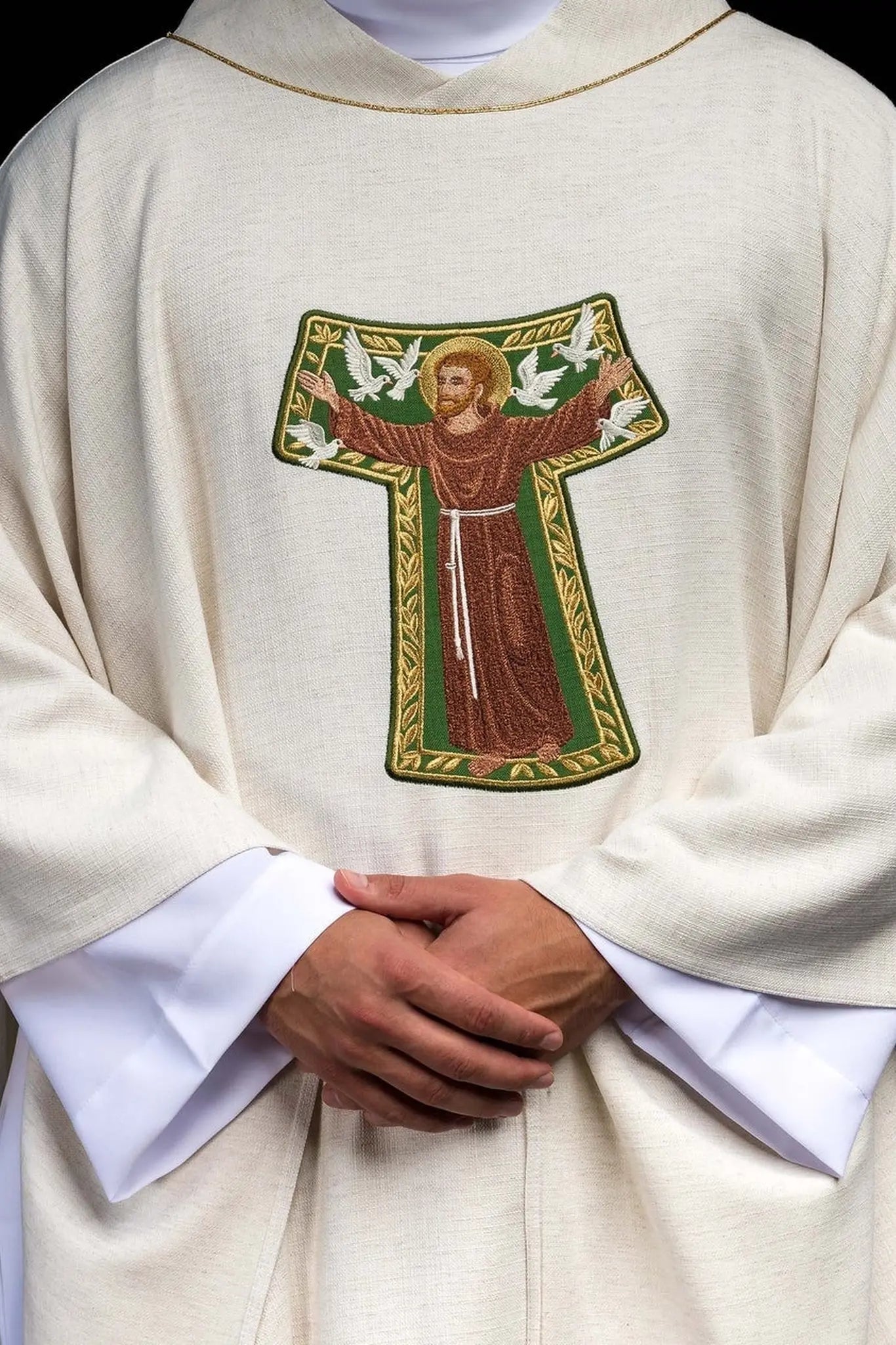 Casulla bordada con la imagen de San Francisco