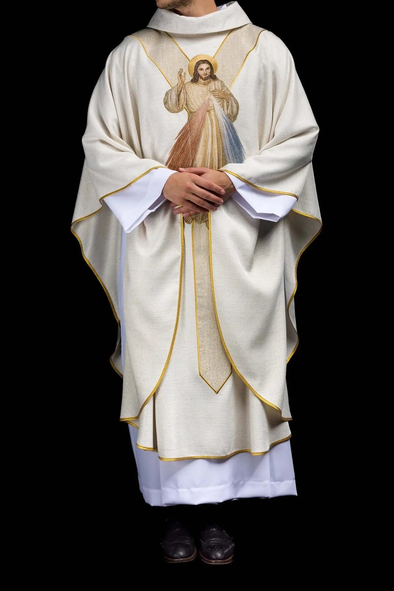 Embroidered chasuble with the image of the Merciful Jesus ecru