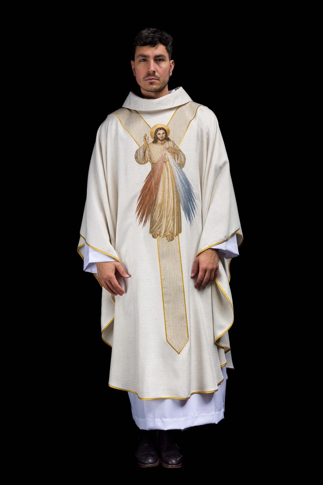 Ornat haftowany z wizerunkiem Jezusa Miłosiernego ecru - ORNATY.PL