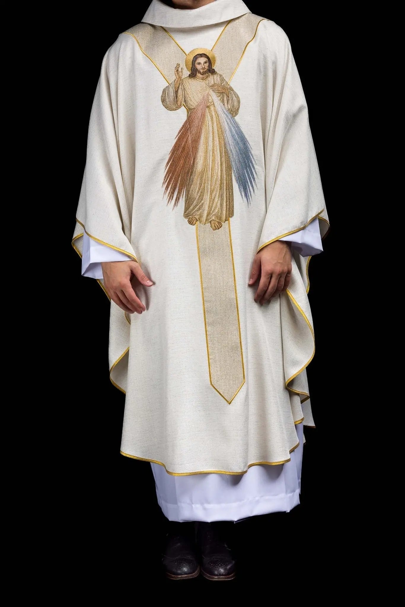 Casulla bordada con la imagen del Jesús Misericordioso color crudo