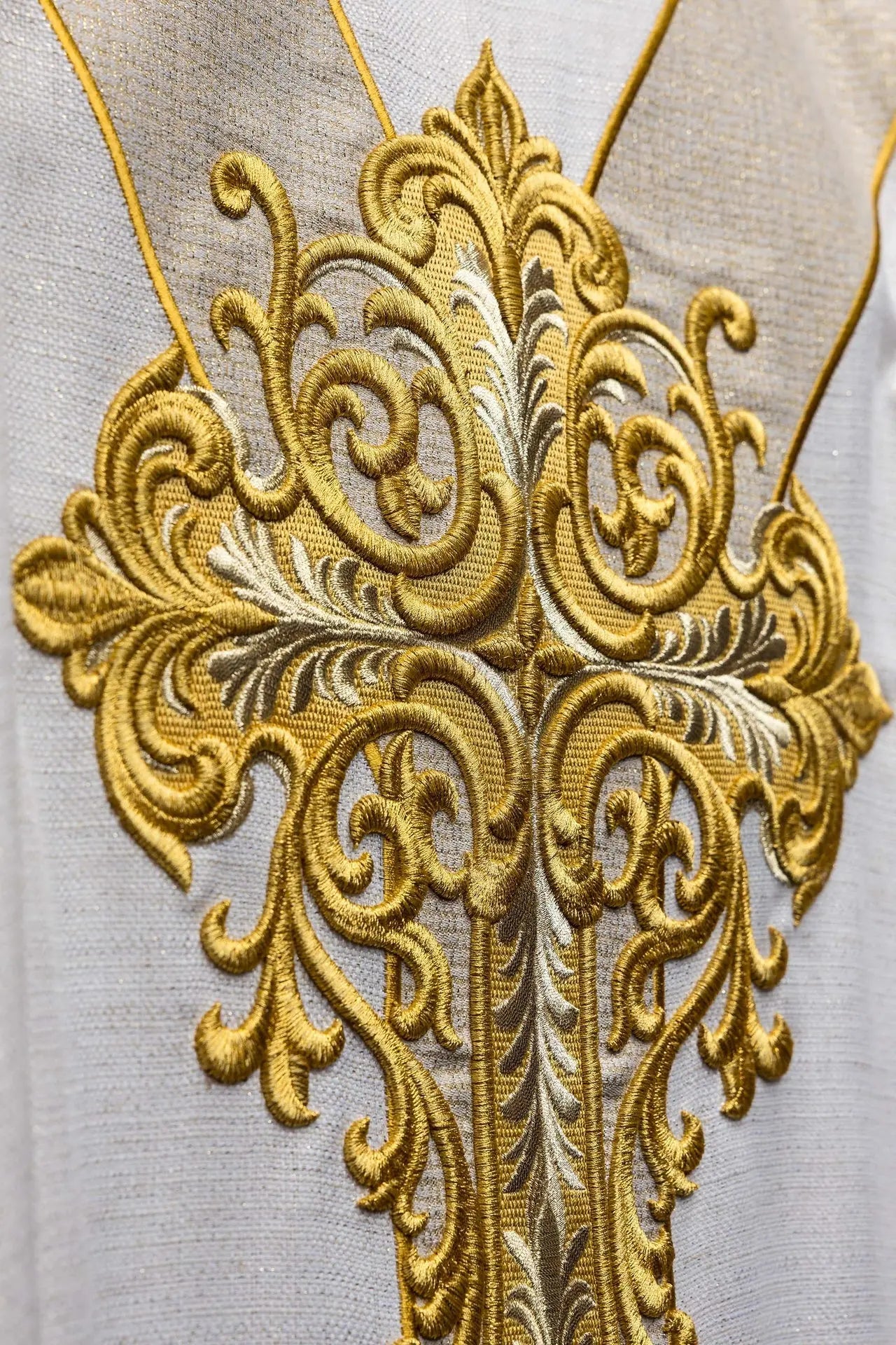 Embroidered chasuble with the image of the Merciful Jesus ecru