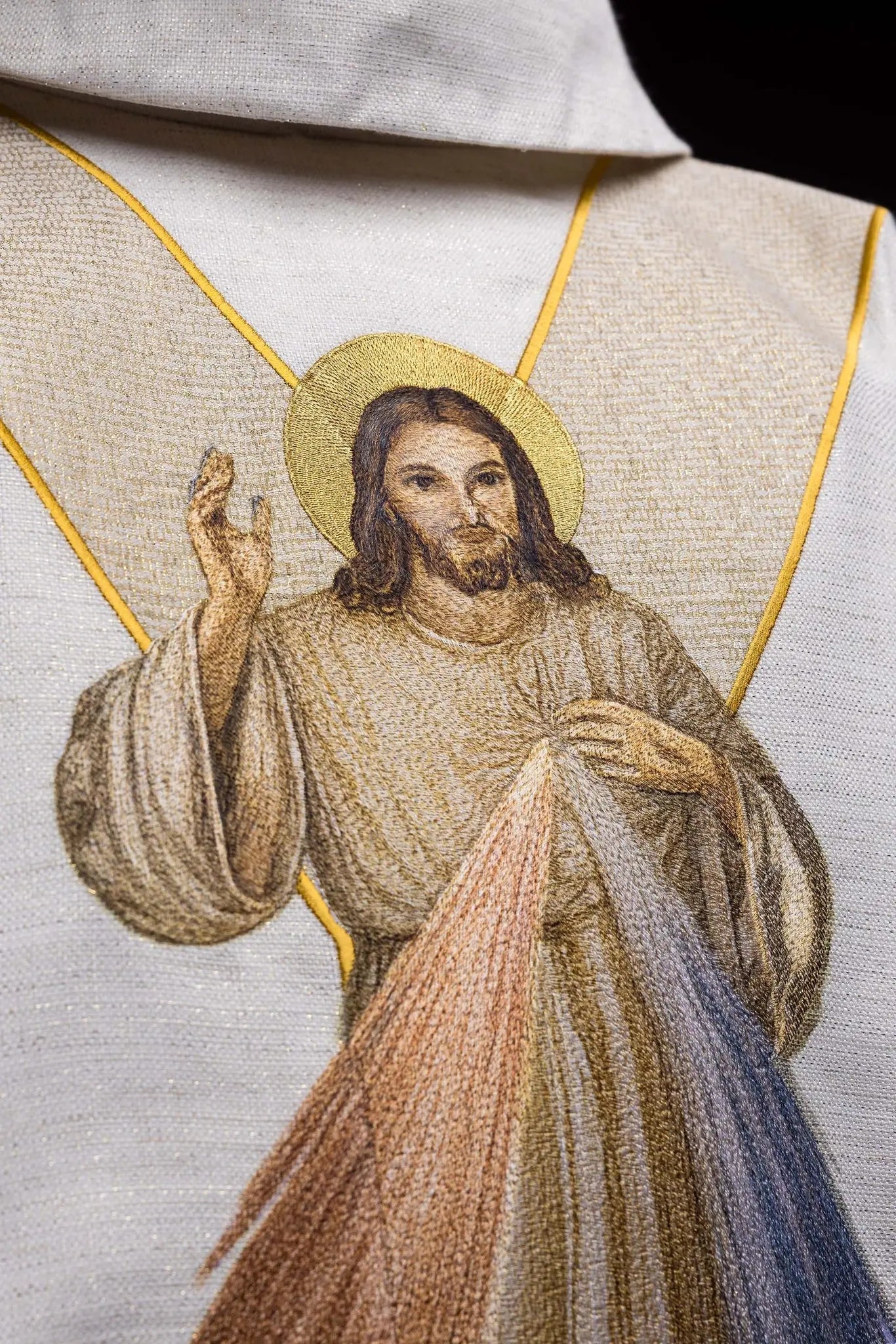 Embroidered chasuble with the image of the Merciful Jesus ecru