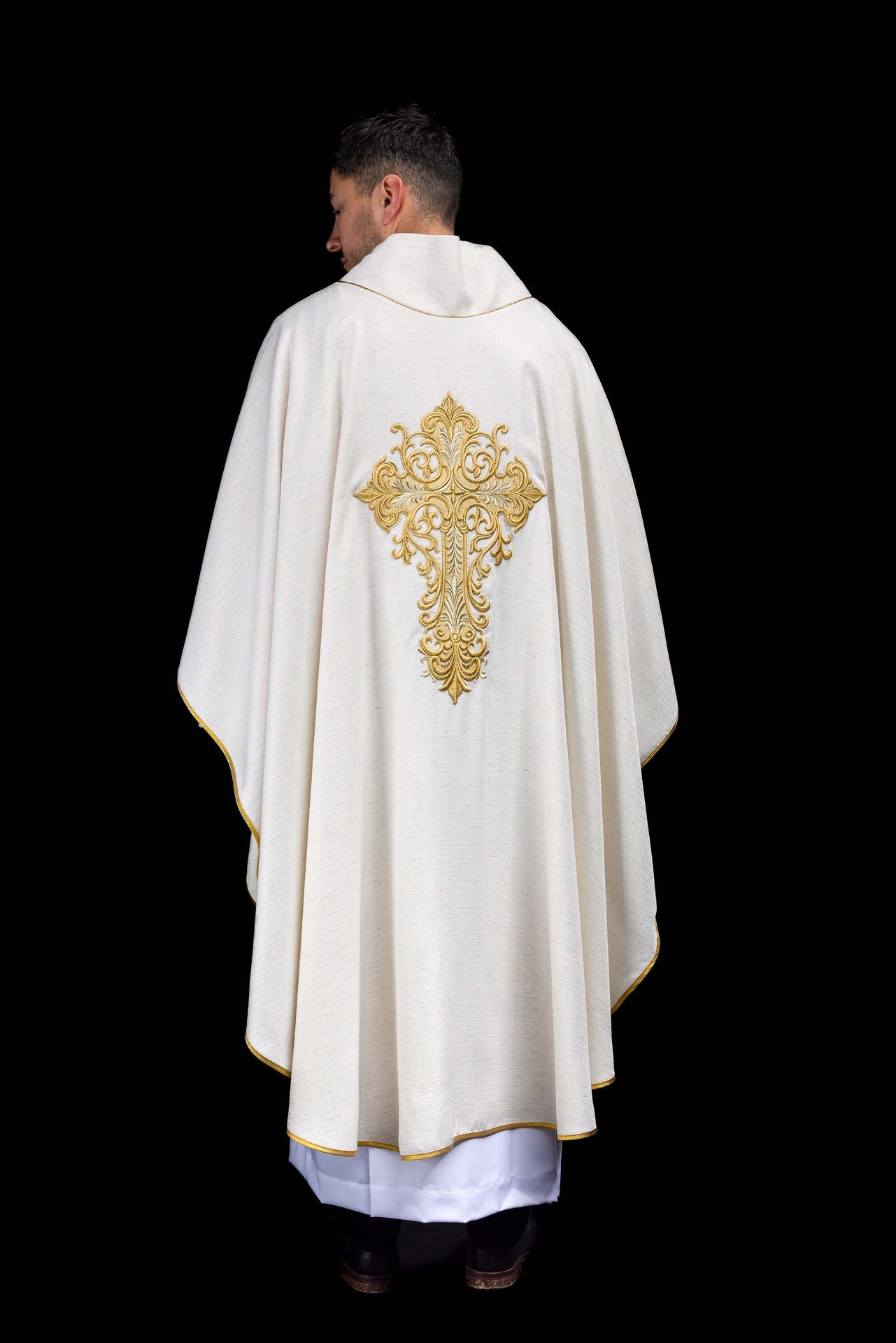 Ornat haftowany z wizerunkiem Jezusa Miłosiernego ecru - ORNATY.PL