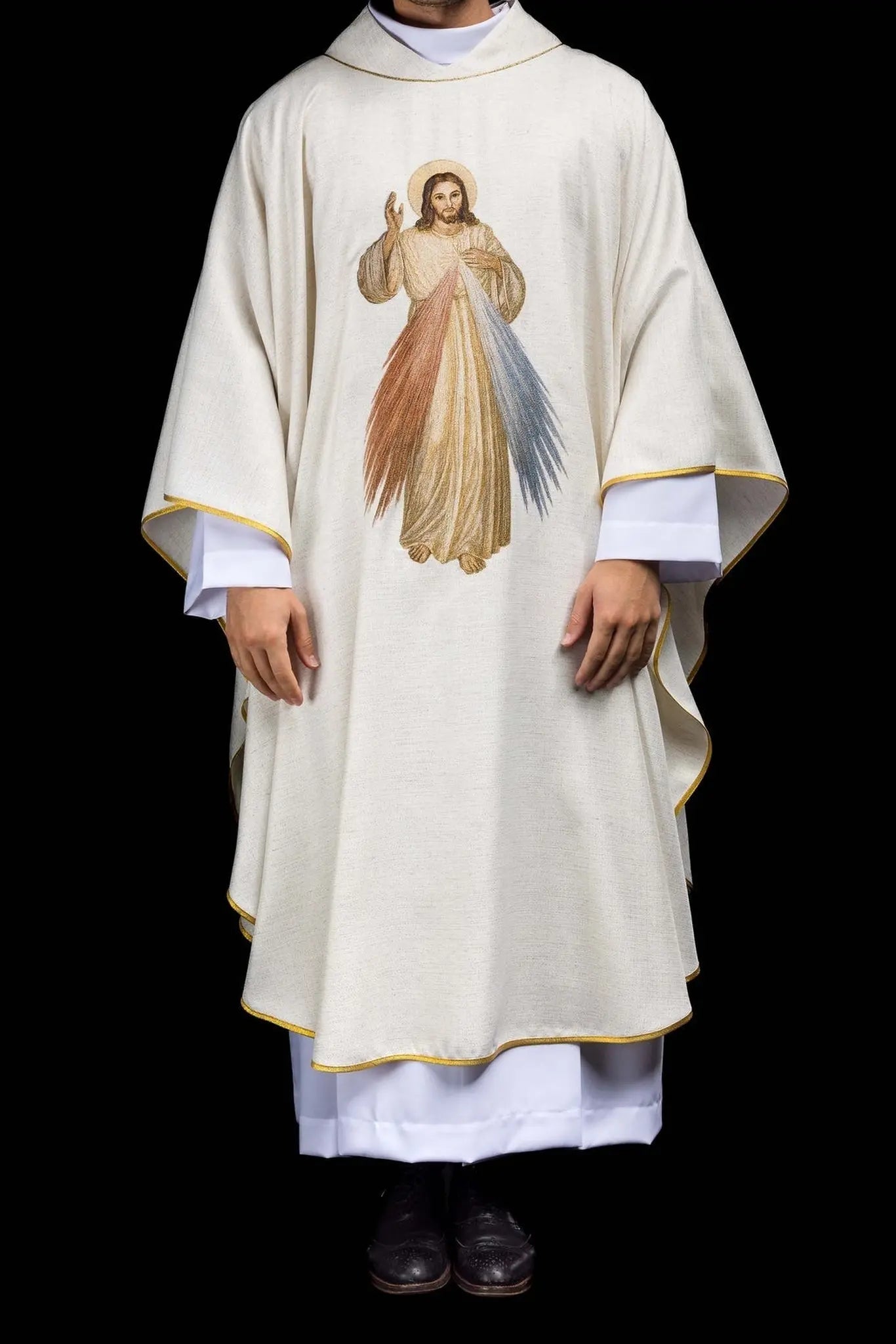 Casulla bordada con la imagen del Jesús Misericordioso color crudo