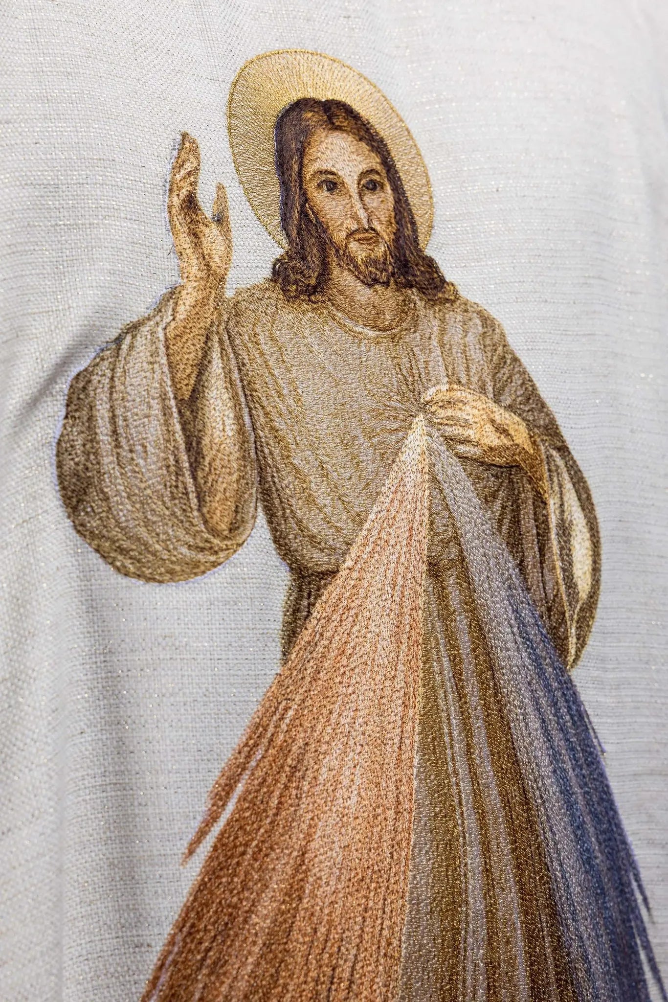 Casulla bordada con la imagen del Jesús Misericordioso color crudo
