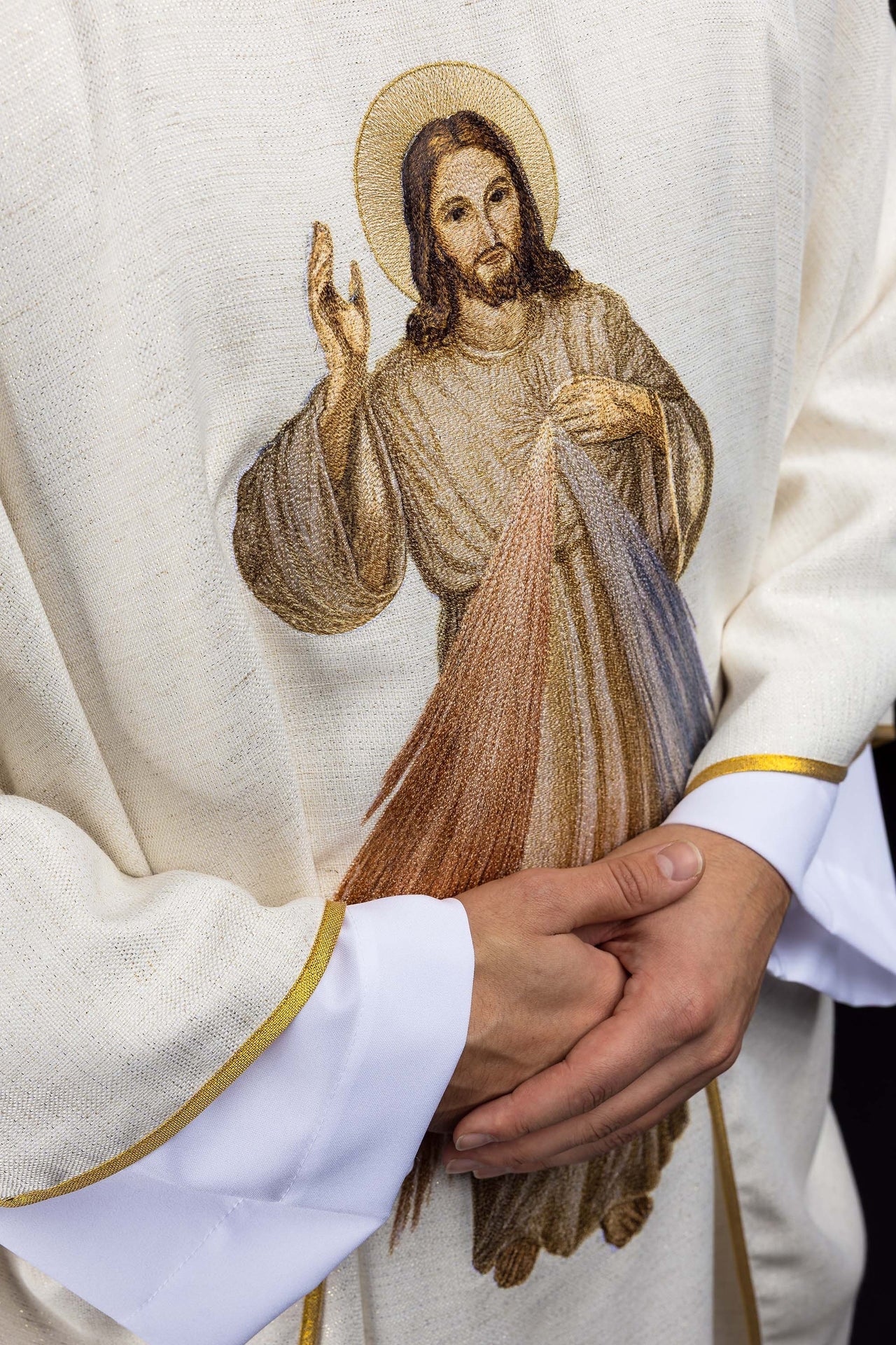 Ornat haftowany z wizerunkiem Jezusa Miłosiernego ecru - ORNATY.PL