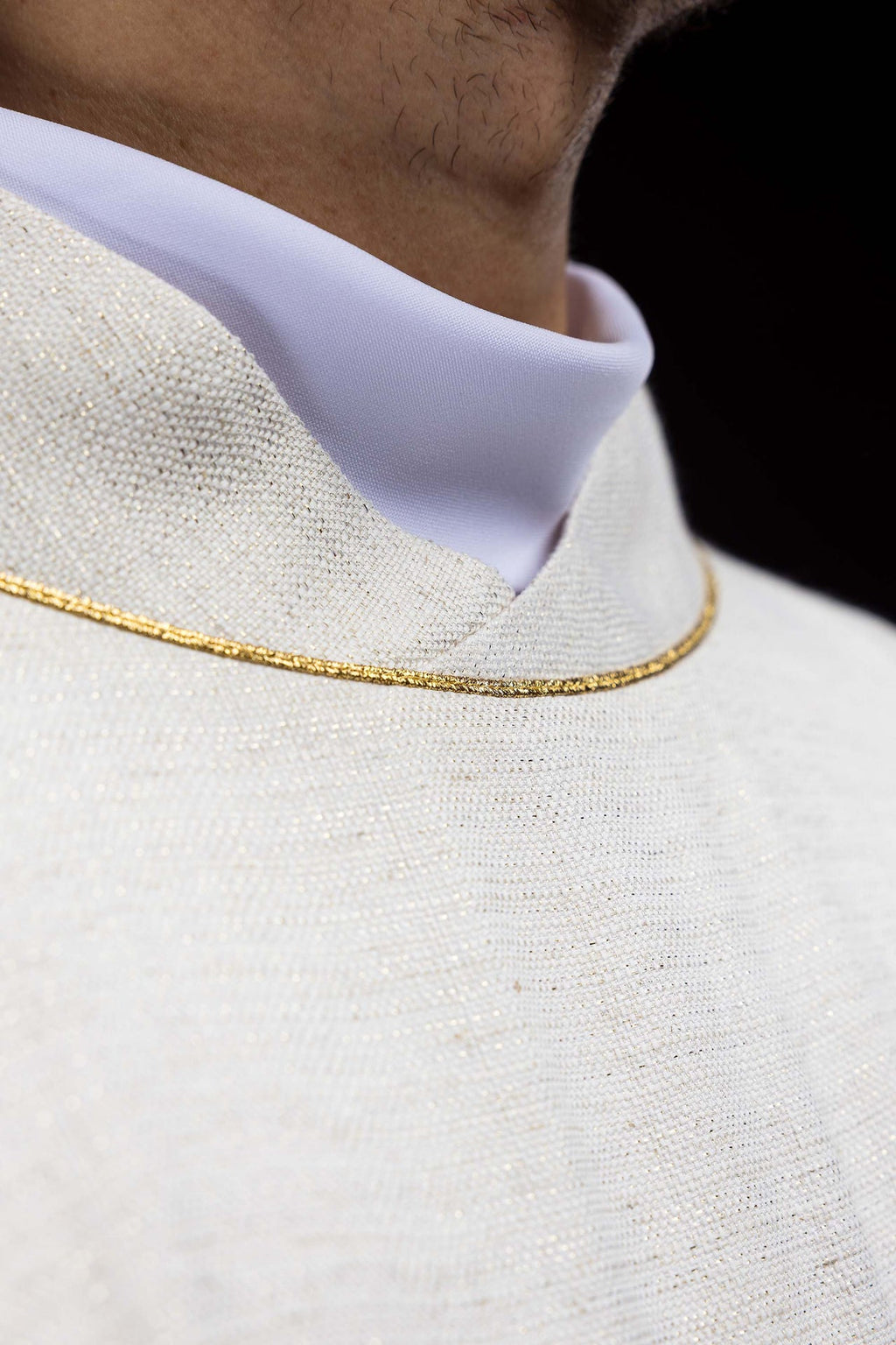 Ornat haftowany z wizerunkiem Jezusa Miłosiernego ecru - ORNATY.PL