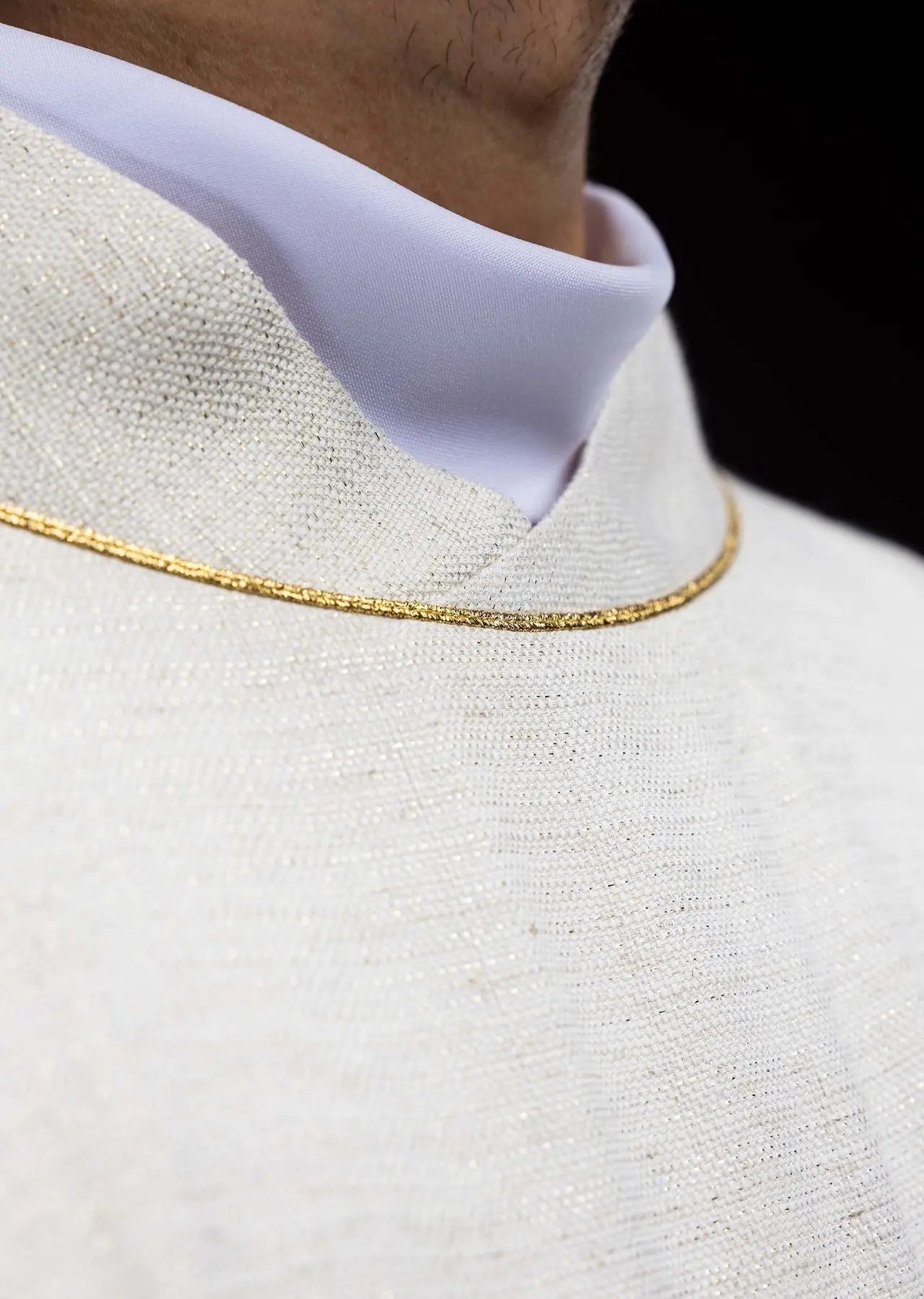 Casulla bordada con la imagen del Jesús Misericordioso color crudo
