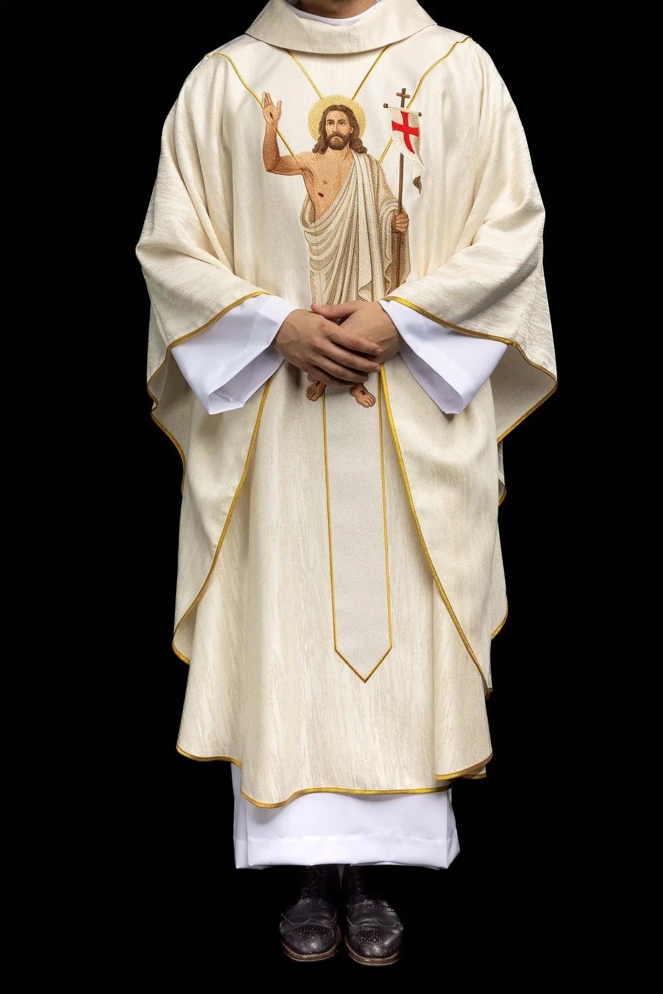 Casulla blanca con bordado de Cristo resucitado y cordero pascual