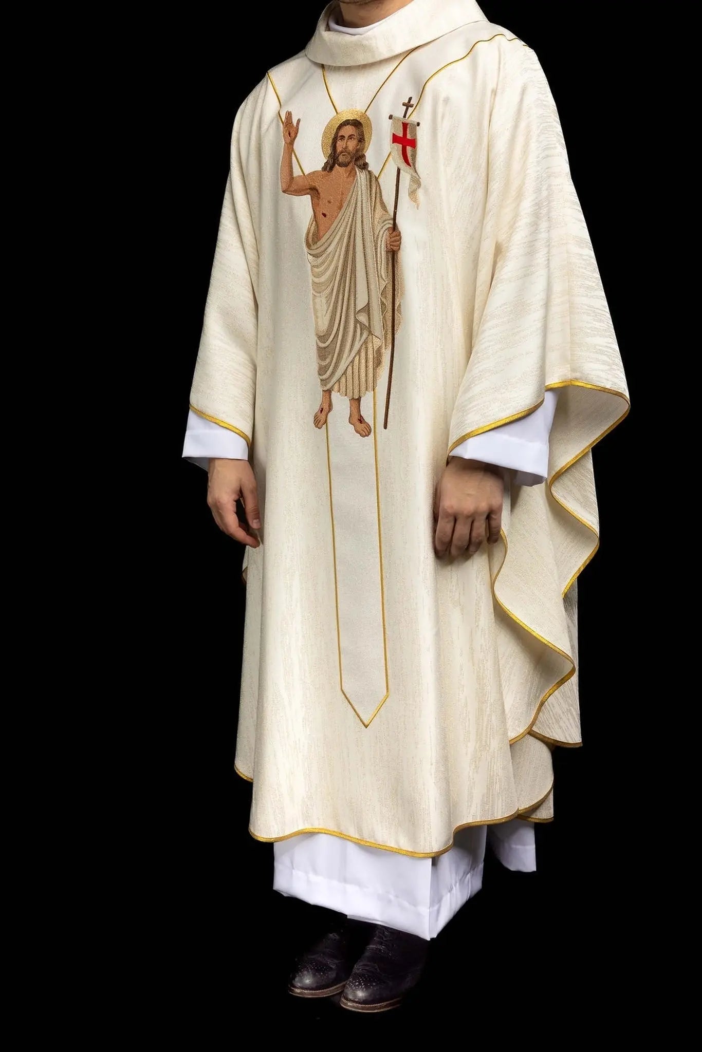 Casulla blanca con bordado de Cristo resucitado y cordero pascual