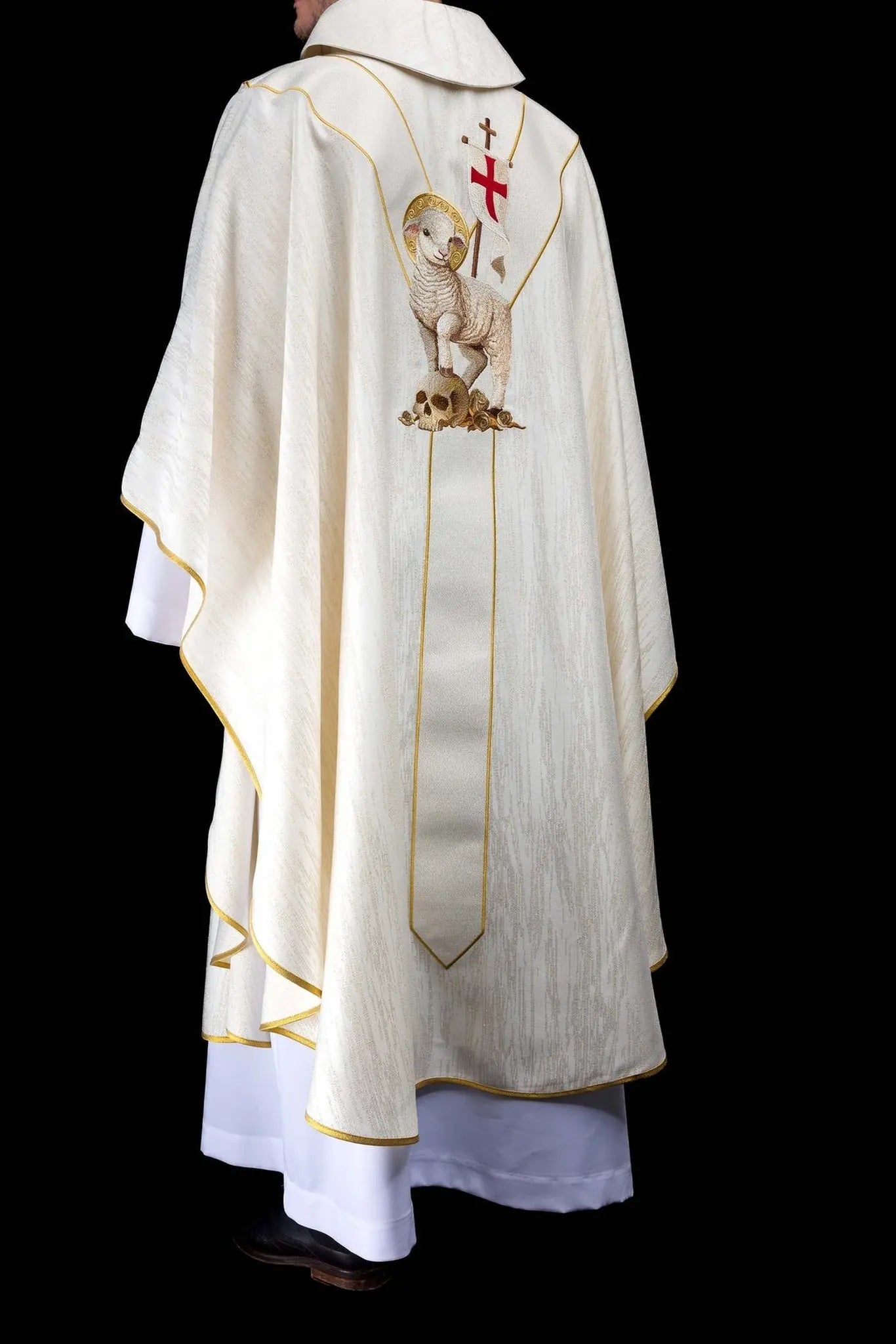 Casulla blanca con bordado de Cristo resucitado y cordero pascual