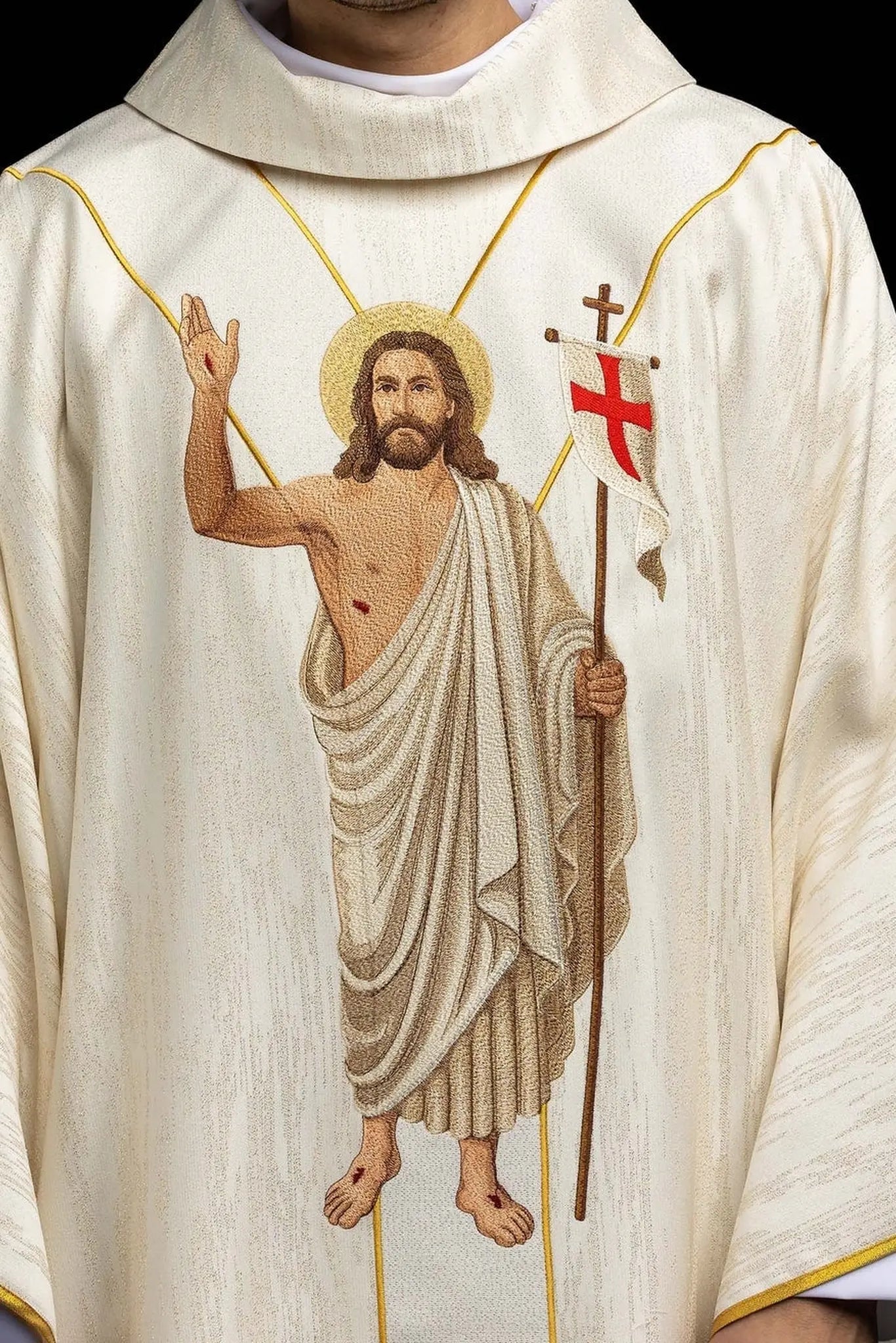 Casulla blanca con bordado de Cristo resucitado y cordero pascual