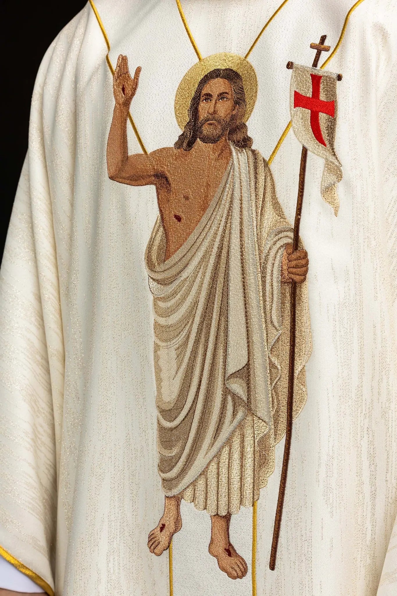 Casulla blanca con bordado de Cristo resucitado y cordero pascual