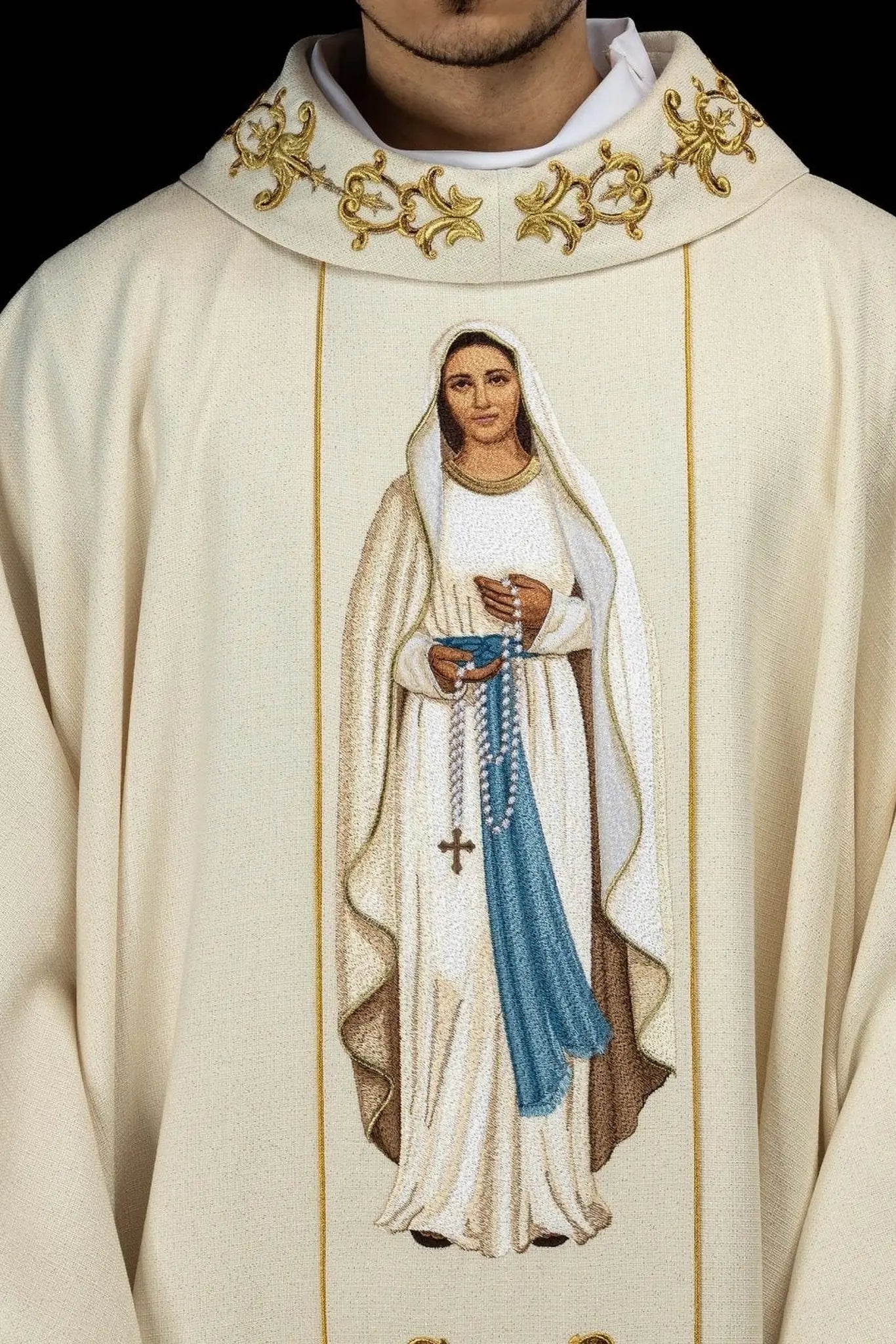 Casulla ricamente bordada con Nuestra Señora del Rosario